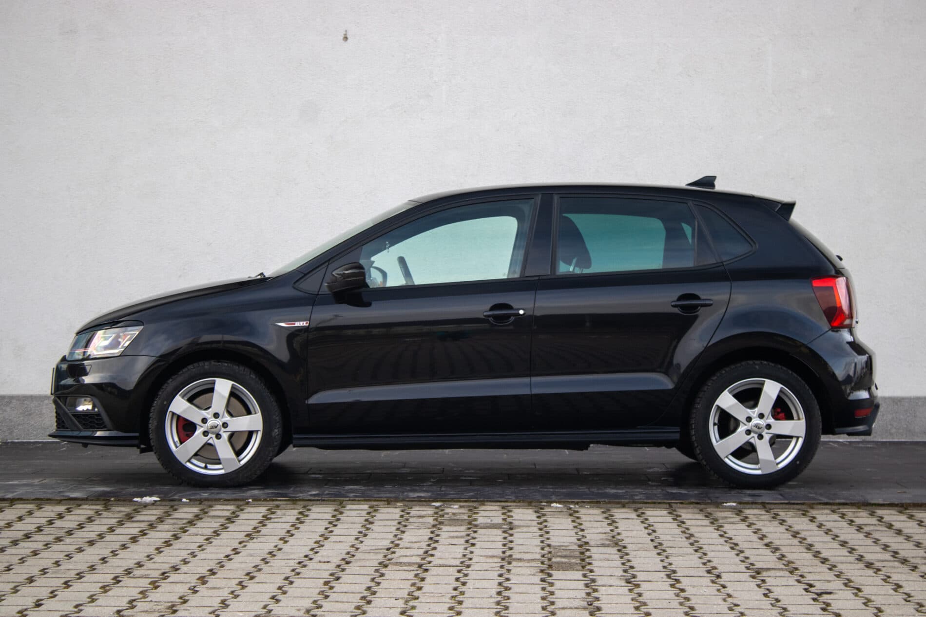 2016 Volkswagen Polo GTI, černá hatchback, 49 625 km