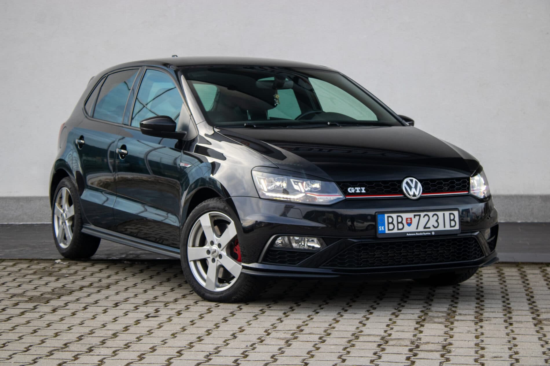 2016 Volkswagen Polo GTI, černá hatchback, 49 625 km