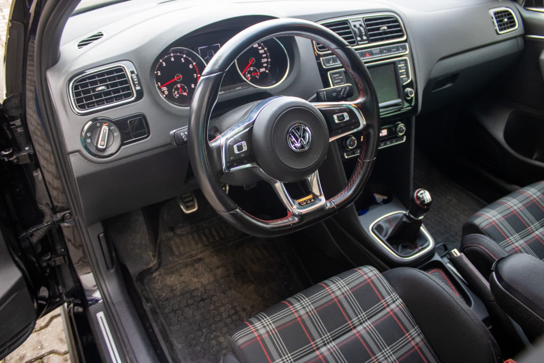 2016 Volkswagen Polo GTI, černá hatchback, 49 625 km