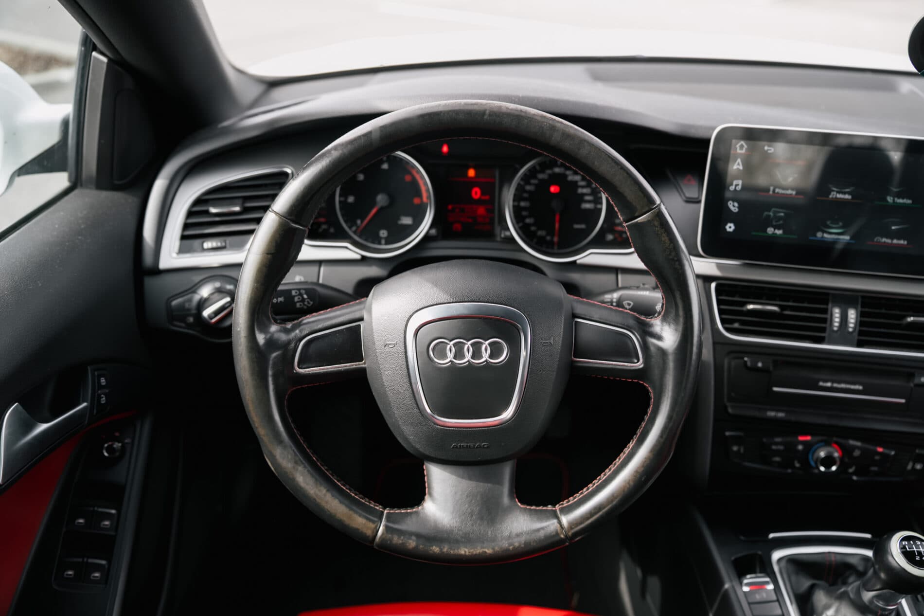 2010 AUDI A5, bílá kabriolet, 357 143 km