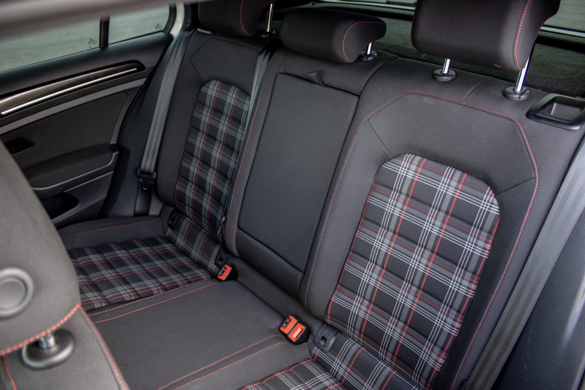 2016 Volkswagen Golf GTI, bílá hatchback, 120 335 km