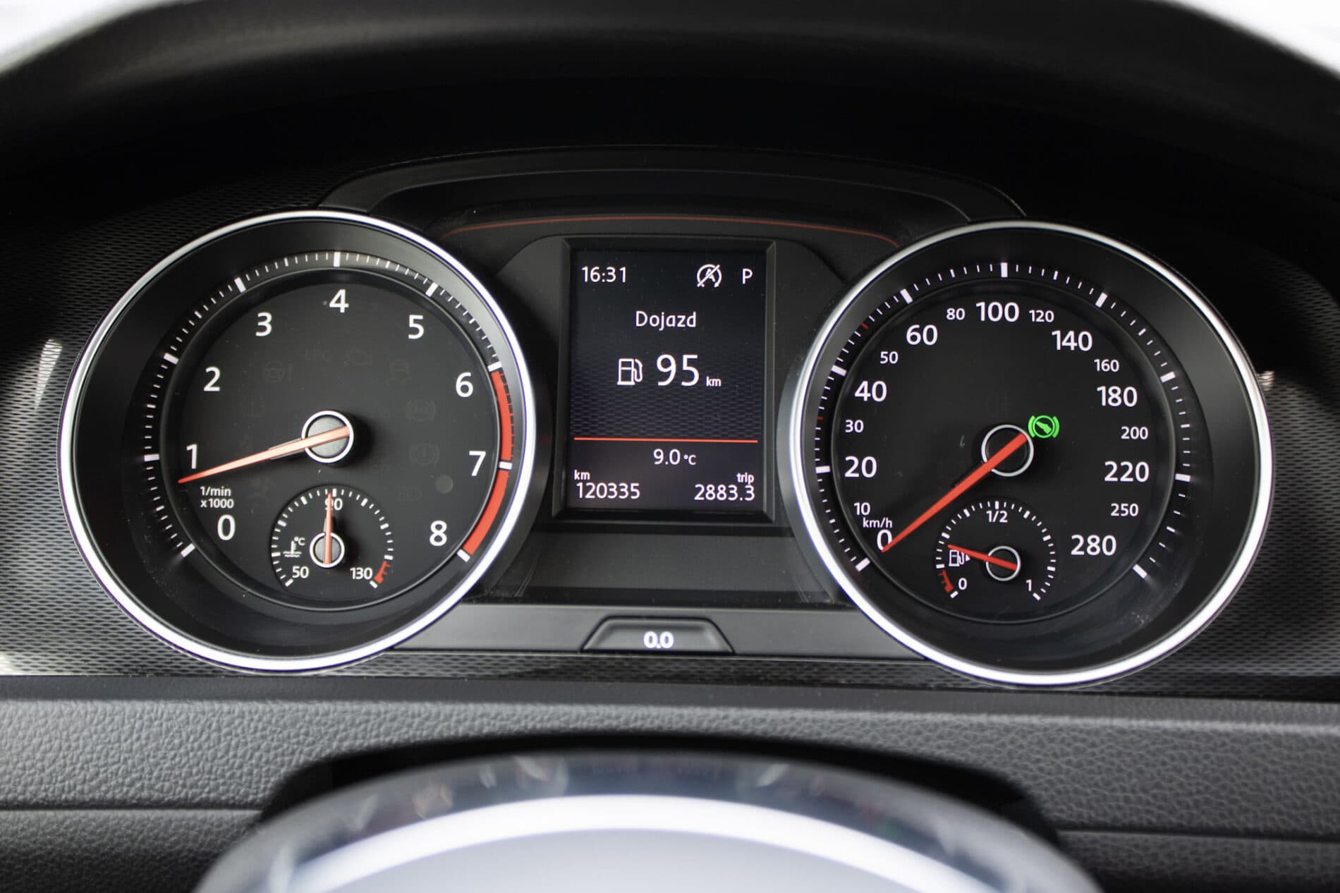 2016 Volkswagen Golf GTI, bílá hatchback, 120 335 km