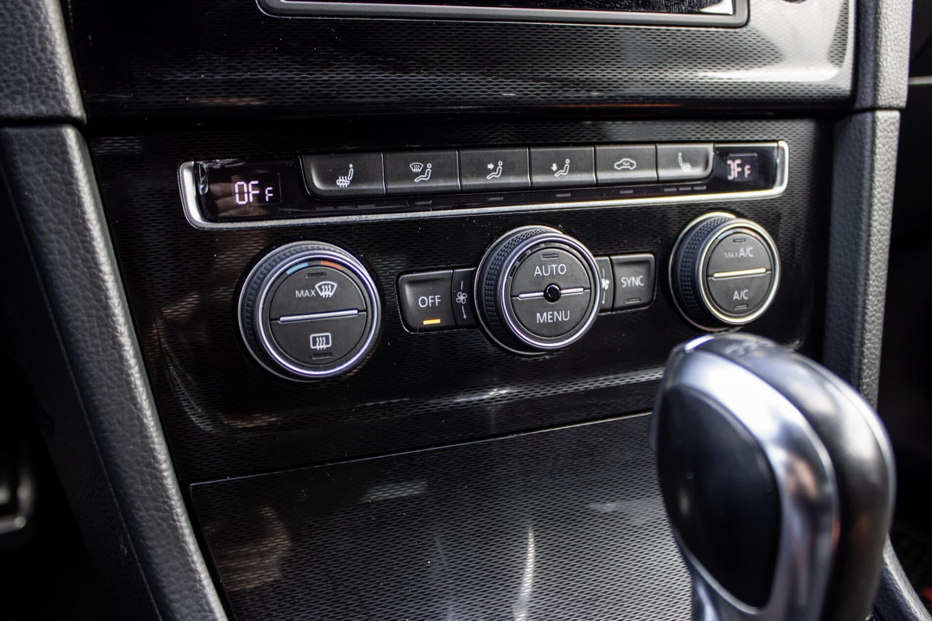 2016 Volkswagen Golf GTI, bílá hatchback, 120 335 km