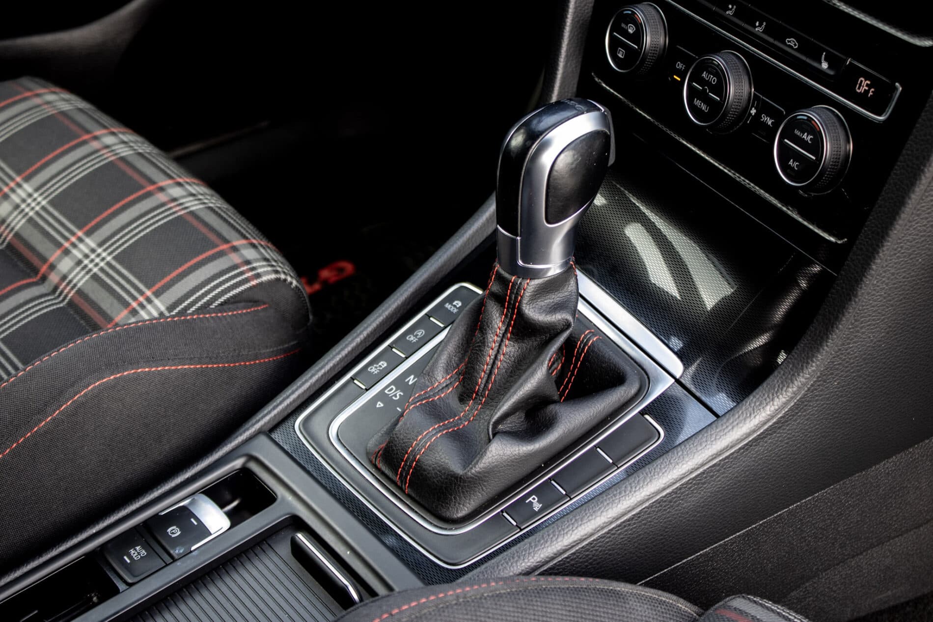 2016 Volkswagen Golf GTI, bílá hatchback, 120 335 km