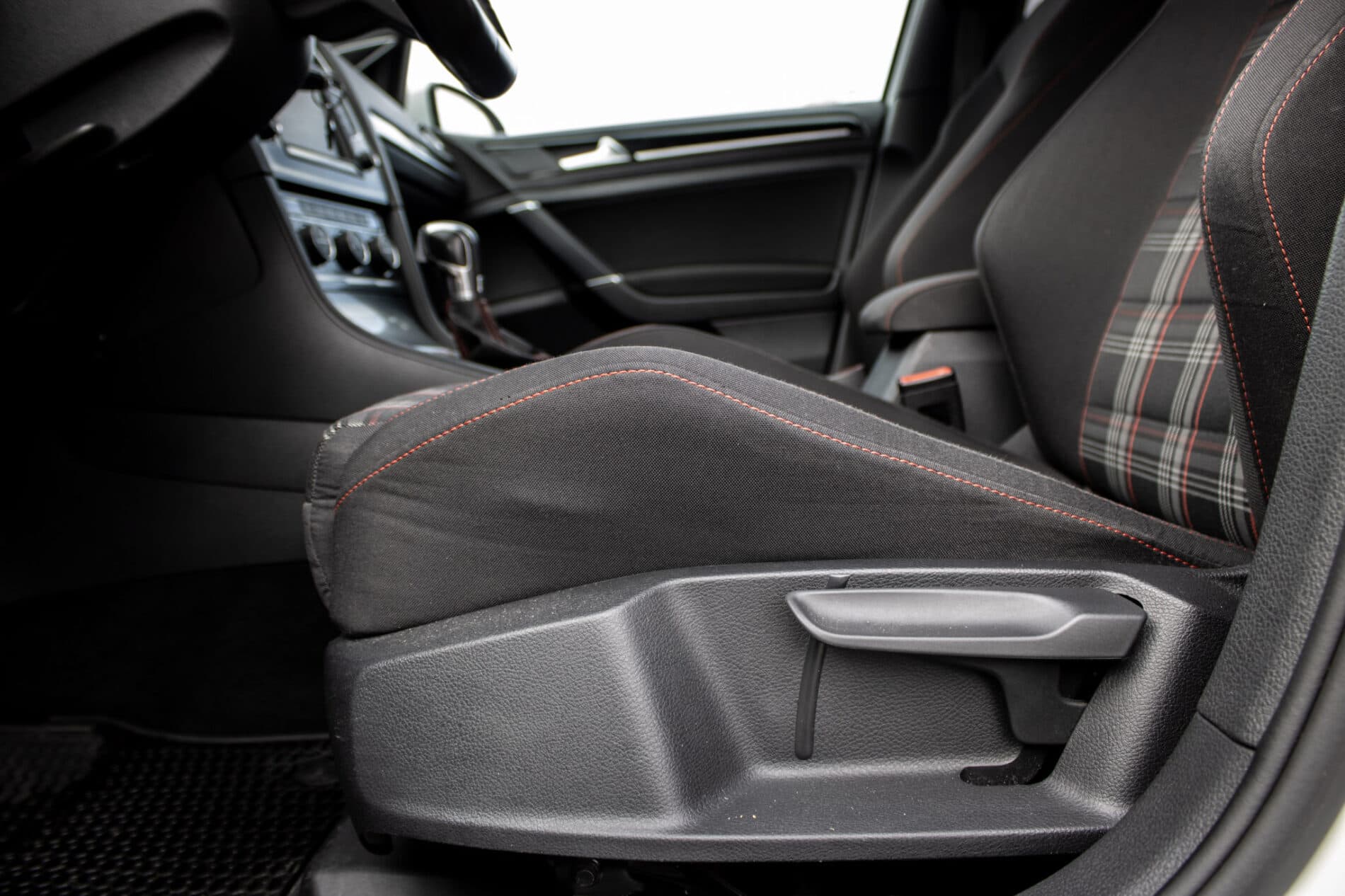 2016 Volkswagen Golf GTI, bílá hatchback, 120 335 km