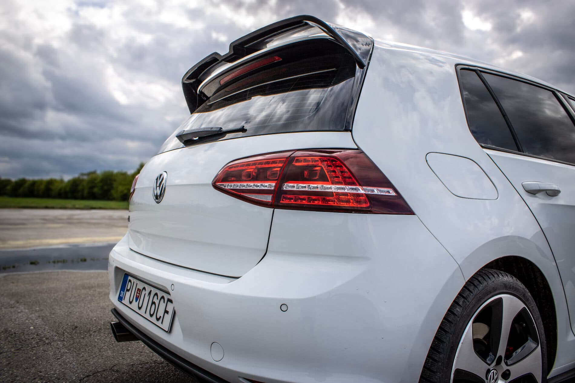 2016 Volkswagen Golf GTI, bílá hatchback, 120 335 km