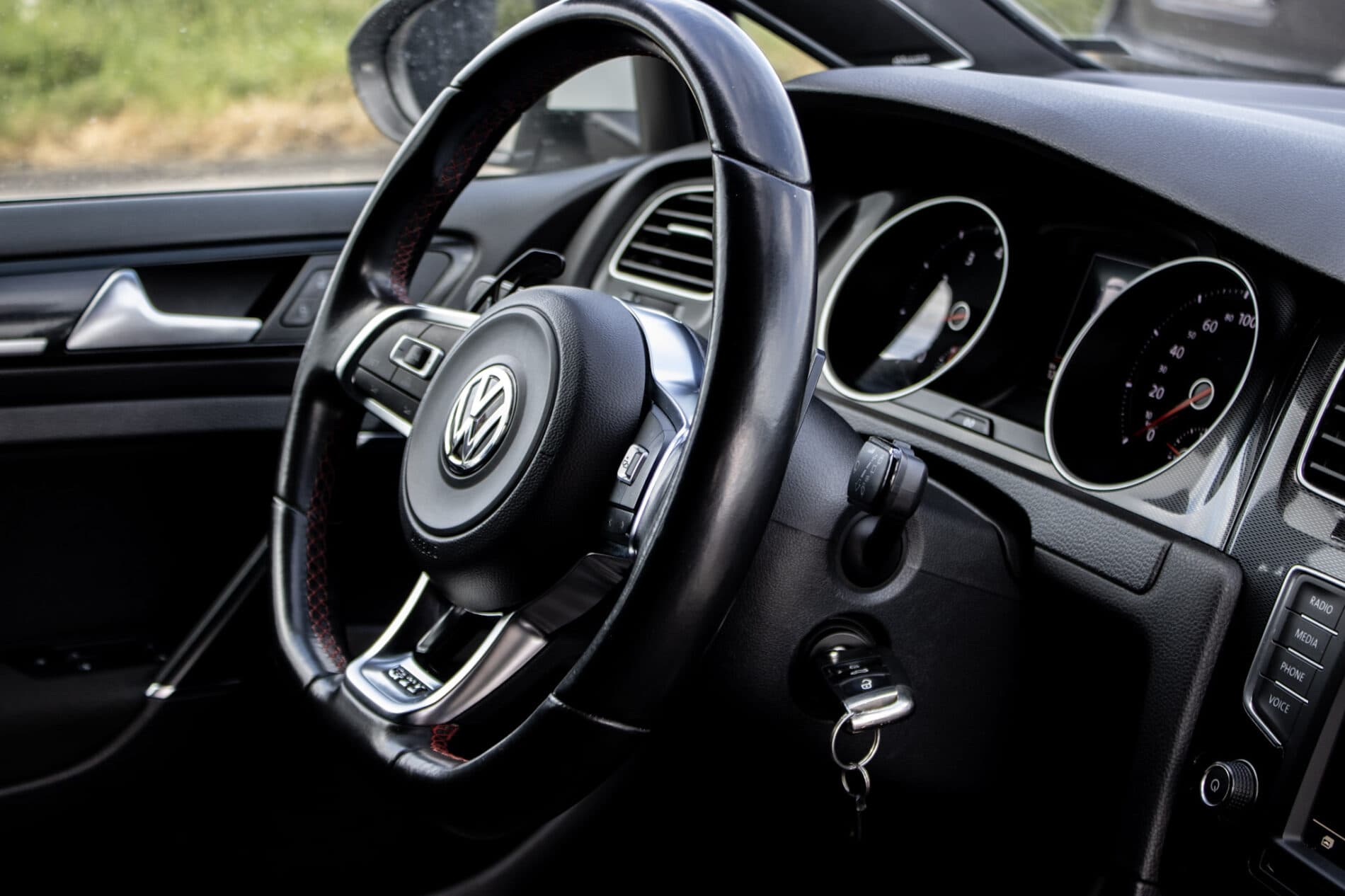 2016 Volkswagen Golf GTI, bílá hatchback, 120 335 km