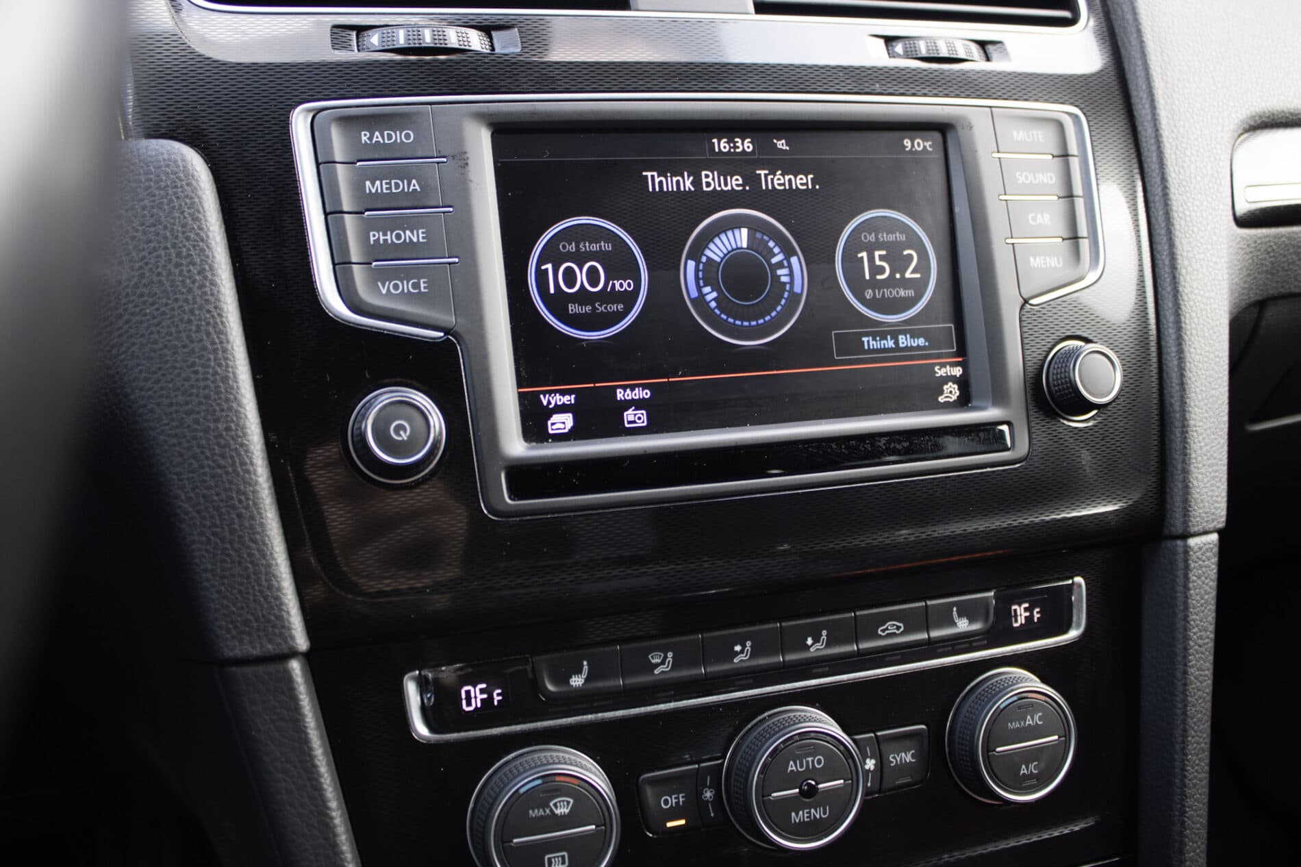 2016 Volkswagen Golf GTI, bílá hatchback, 120 335 km