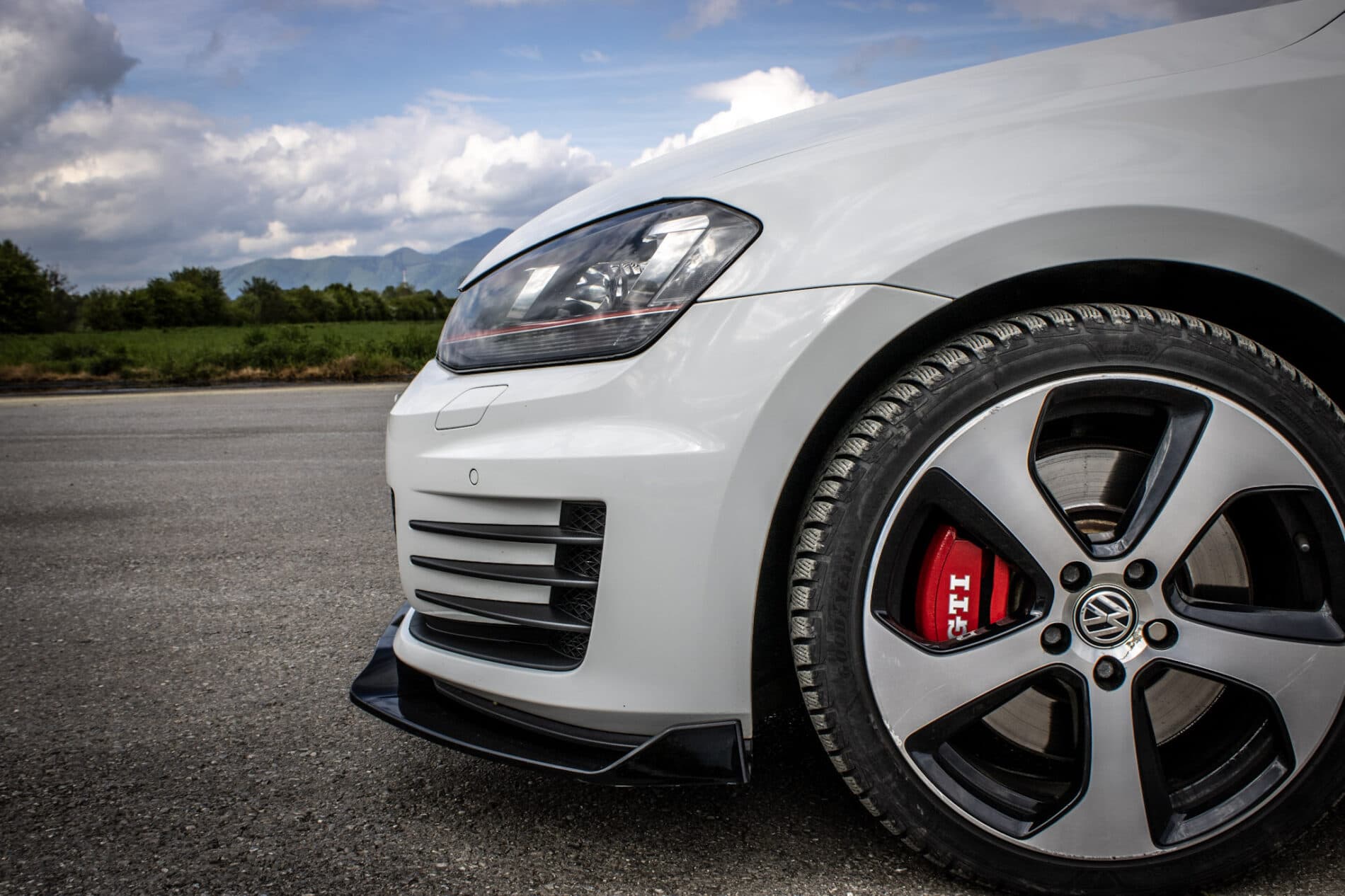 2016 Volkswagen Golf GTI, bílá hatchback, 120 335 km