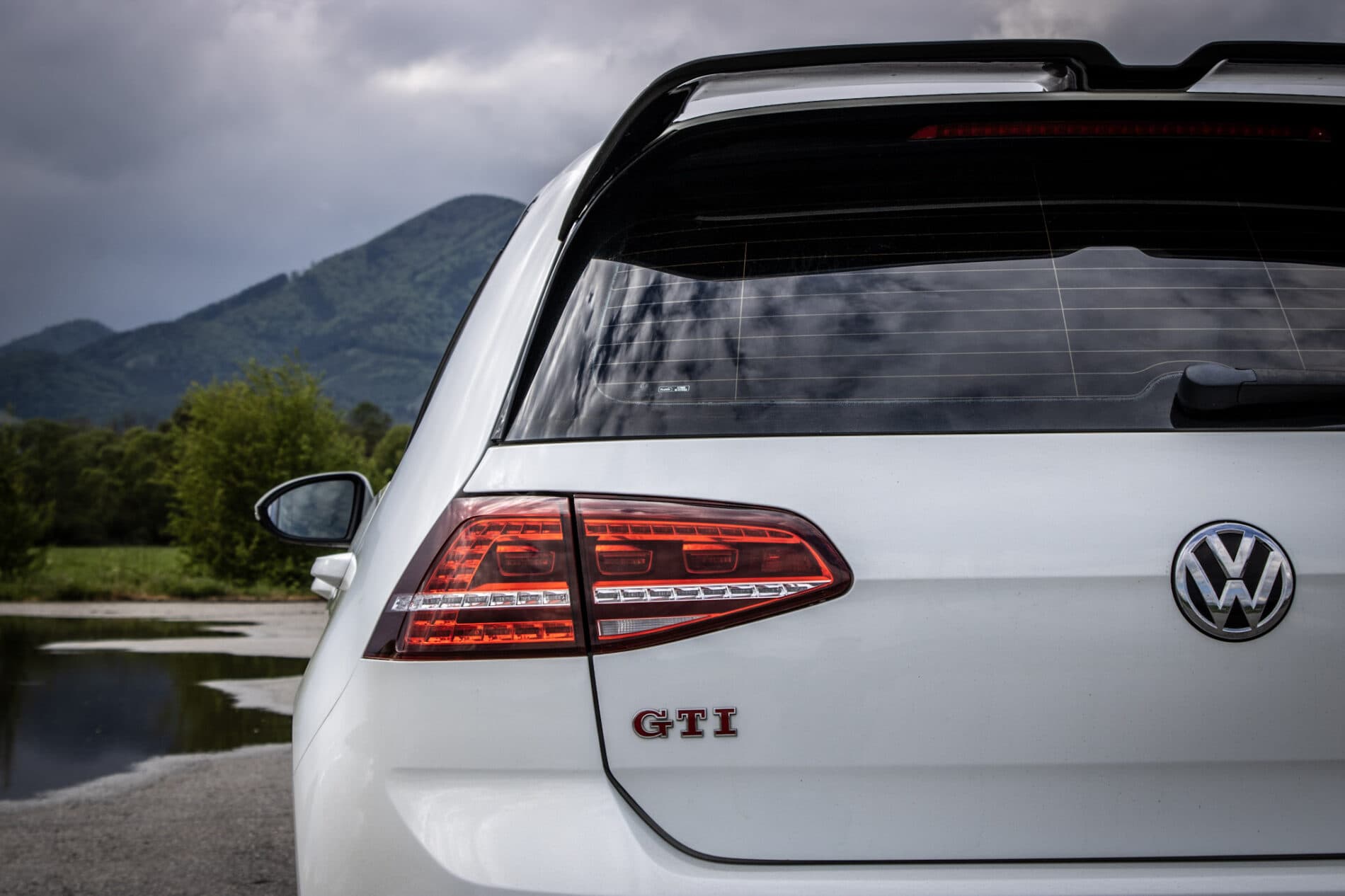 2016 Volkswagen Golf GTI, bílá hatchback, 120 335 km