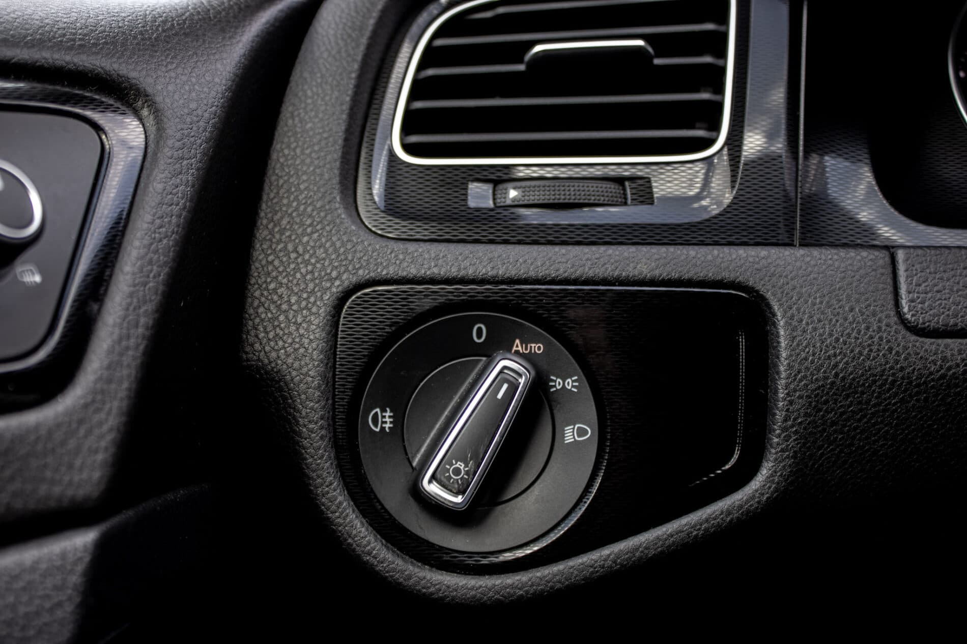 2016 Volkswagen Golf GTI, bílá hatchback, 120 335 km