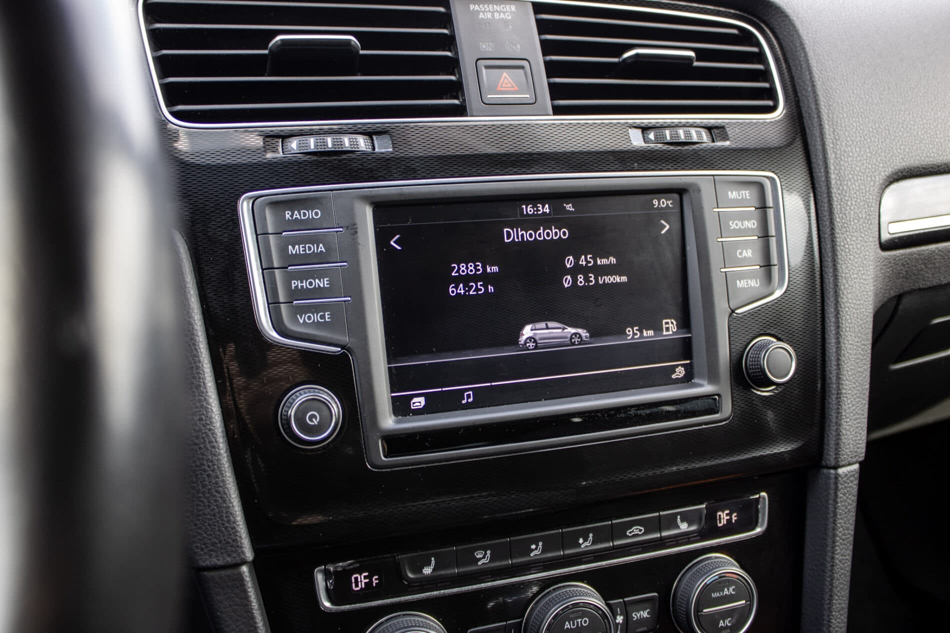 2016 Volkswagen Golf GTI, bílá hatchback, 120 335 km