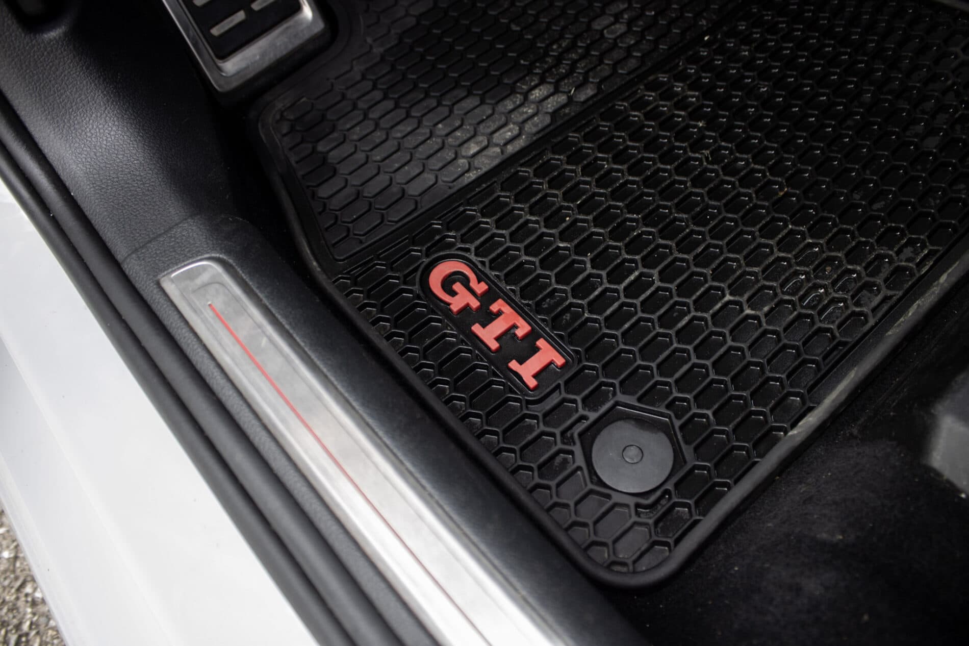 2016 Volkswagen Golf GTI, bílá hatchback, 120 335 km
