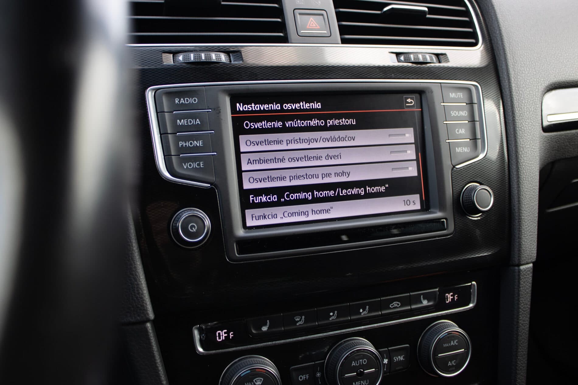 2016 Volkswagen Golf GTI, bílá hatchback, 120 335 km