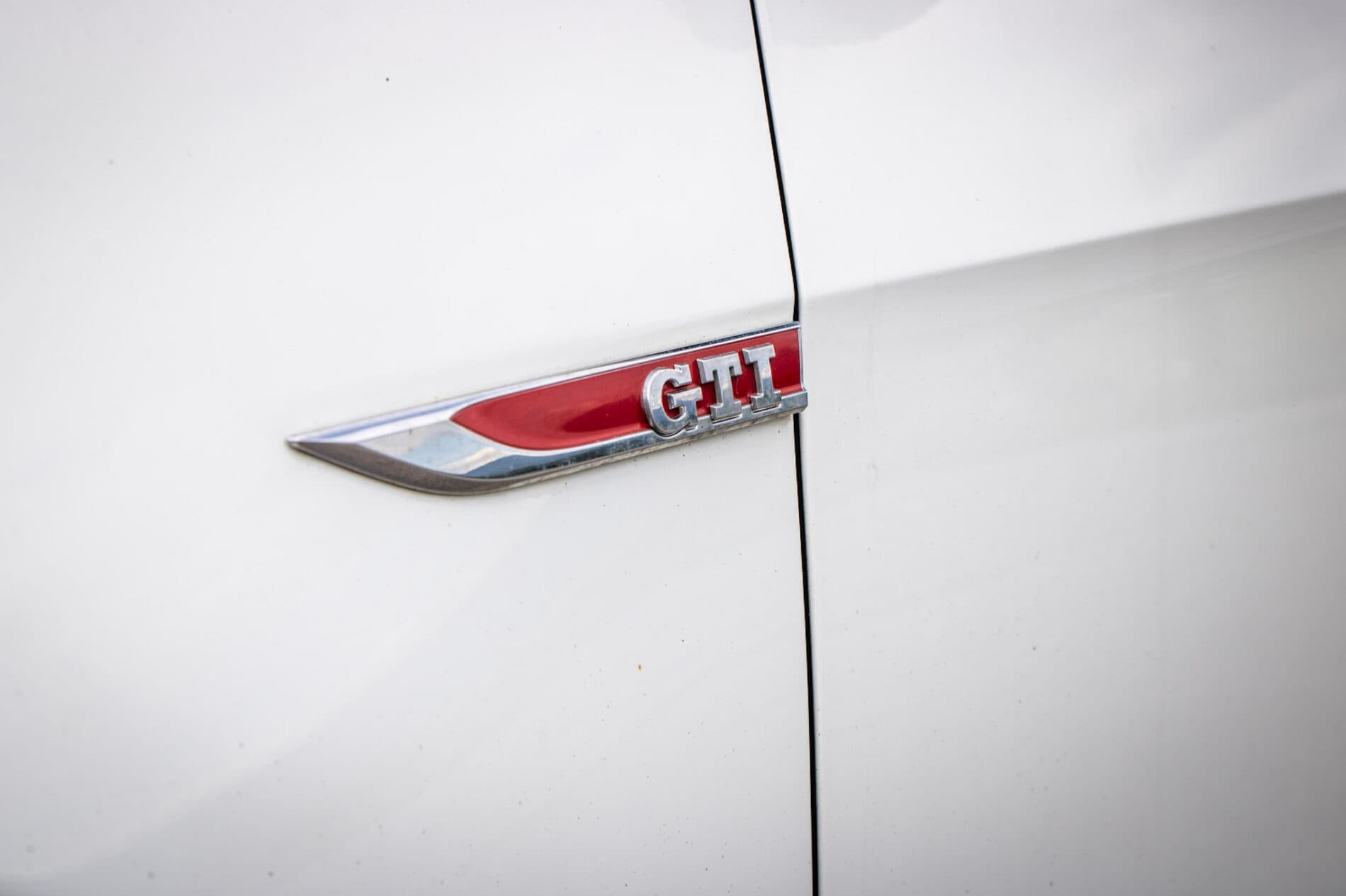 2016 Volkswagen Golf GTI, bílá hatchback, 120 335 km