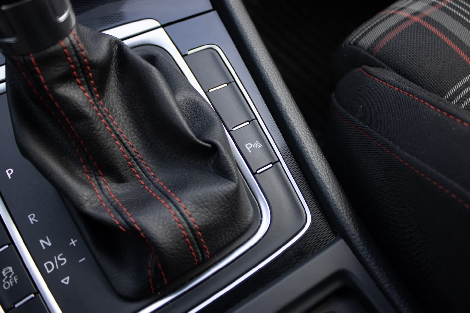 2016 Volkswagen Golf GTI, bílá hatchback, 120 335 km