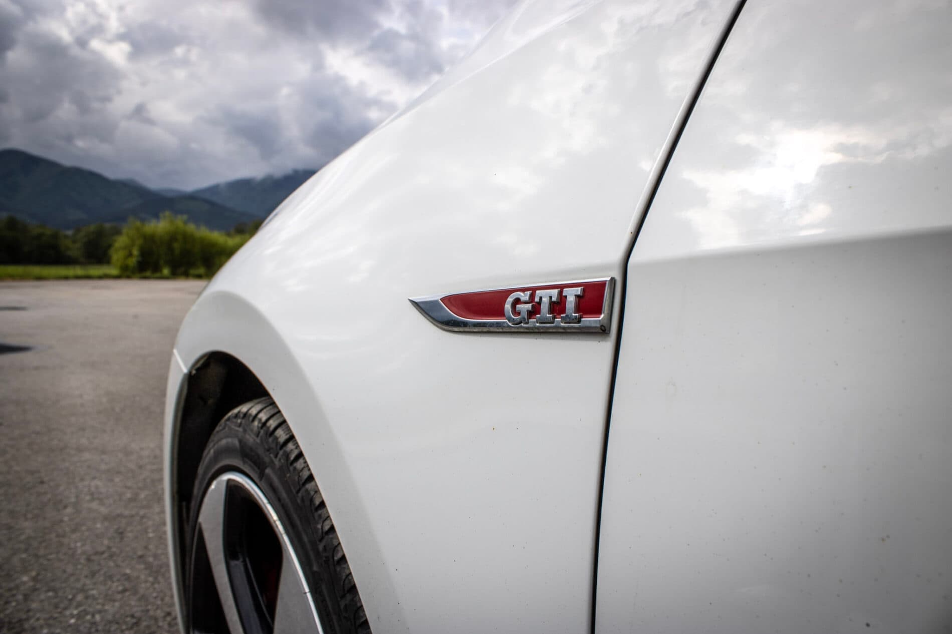 2016 Volkswagen Golf GTI, bílá hatchback, 120 335 km