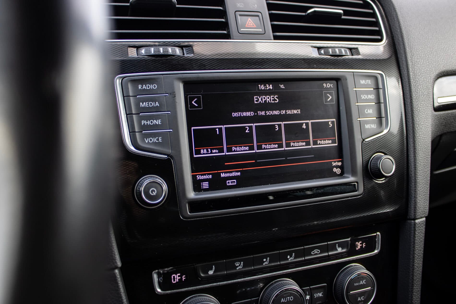 2016 Volkswagen Golf GTI, bílá hatchback, 120 335 km