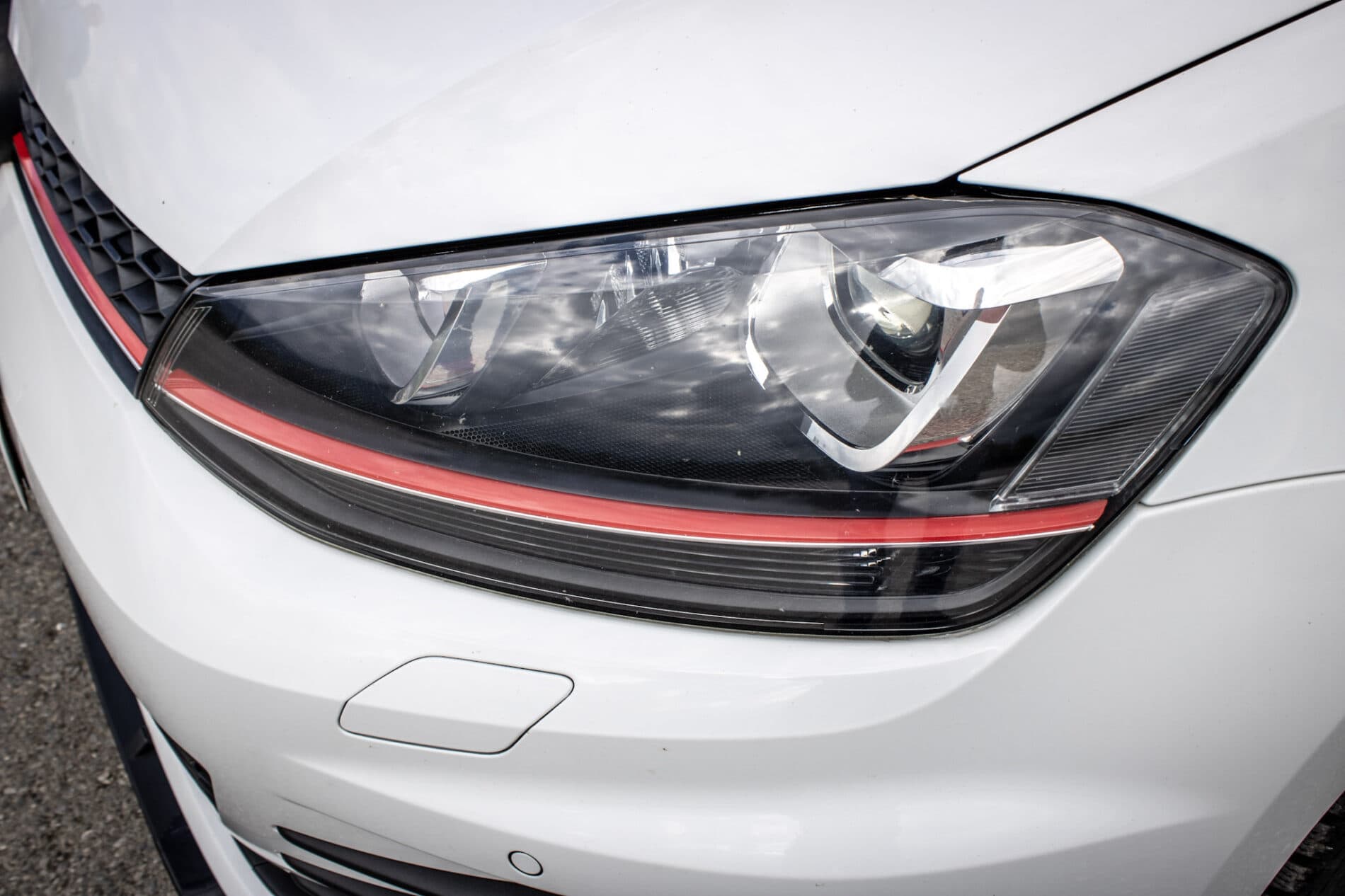 2016 Volkswagen Golf GTI, bílá hatchback, 120 335 km