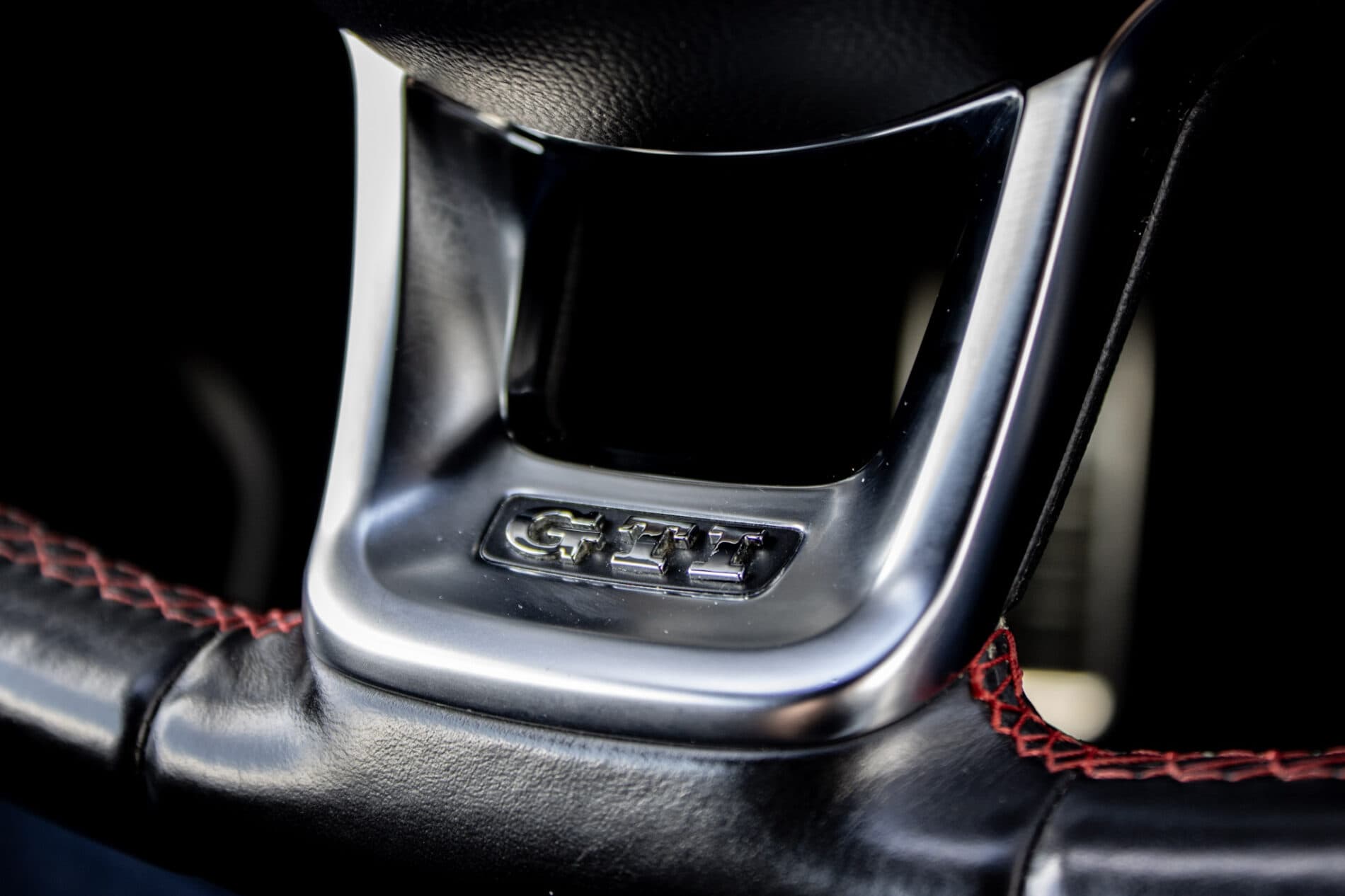 2016 Volkswagen Golf GTI, bílá hatchback, 120 335 km