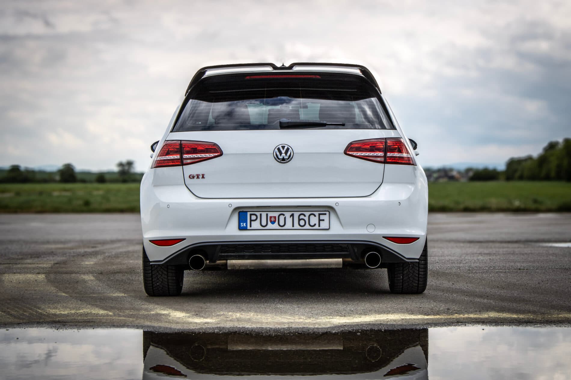 2016 Volkswagen Golf GTI, bílá hatchback, 120 335 km