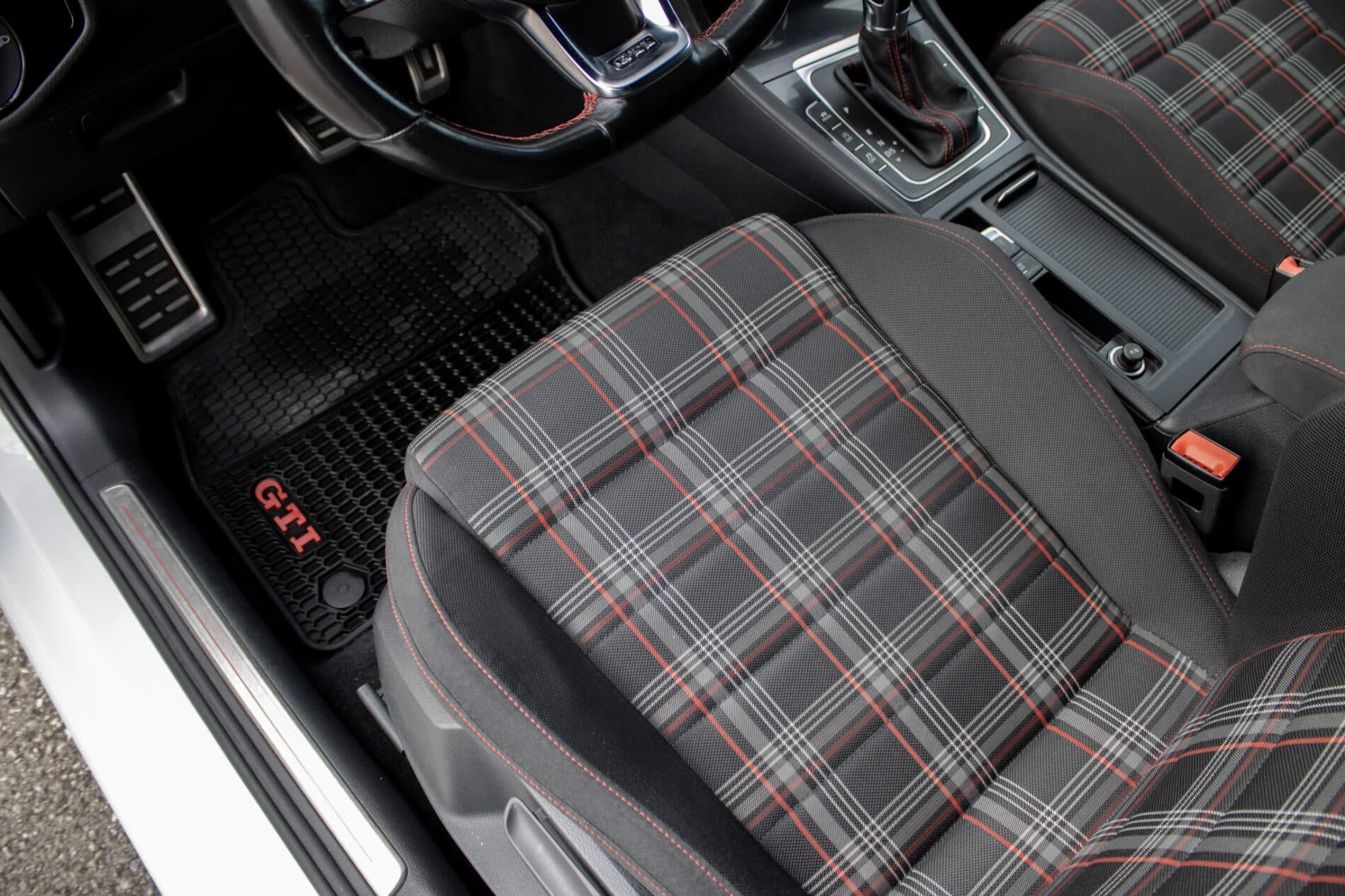 2016 Volkswagen Golf GTI, bílá hatchback, 120 335 km