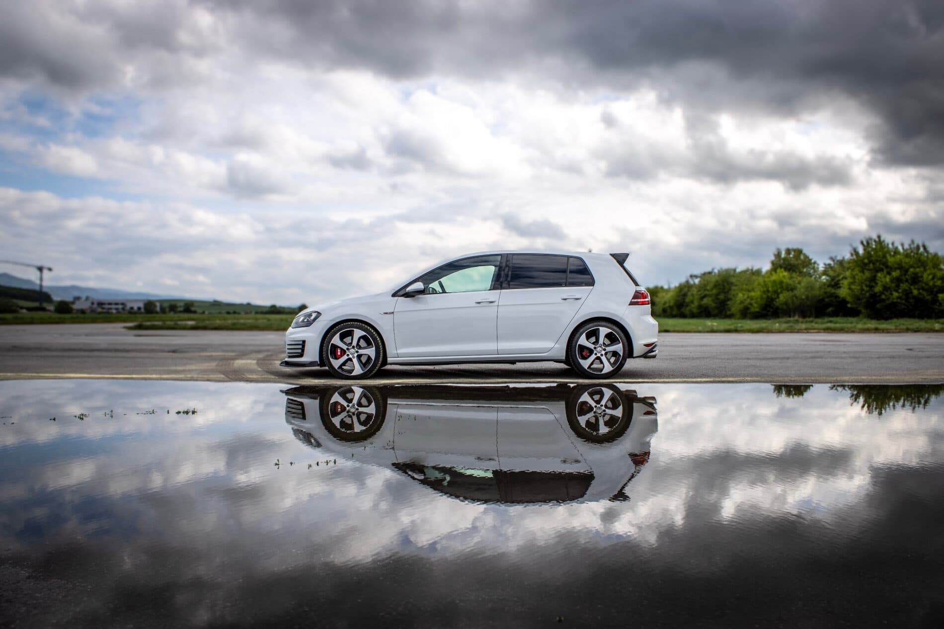 2016 Volkswagen Golf GTI, bílá hatchback, 120 335 km