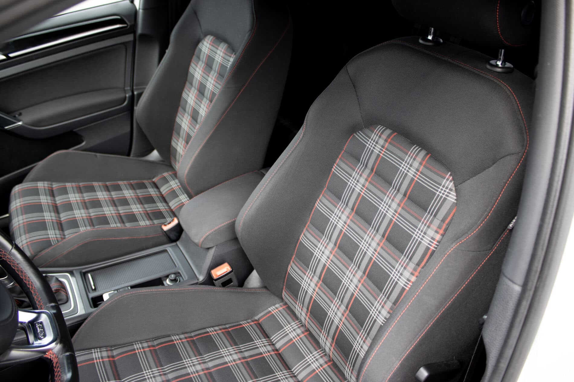 2016 Volkswagen Golf GTI, bílá hatchback, 120 335 km