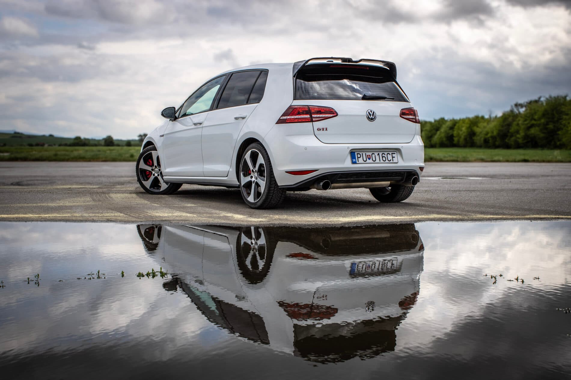 2016 Volkswagen Golf GTI, bílá hatchback, 120 335 km