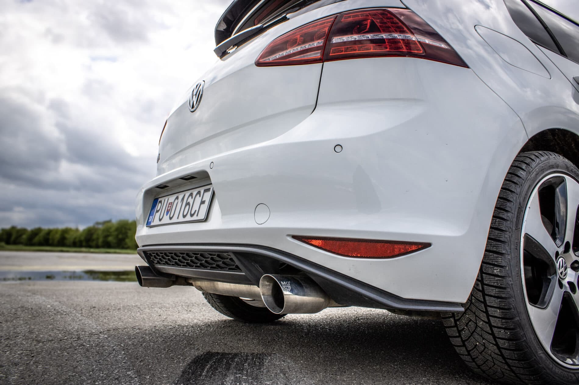 2016 Volkswagen Golf GTI, bílá hatchback, 120 335 km
