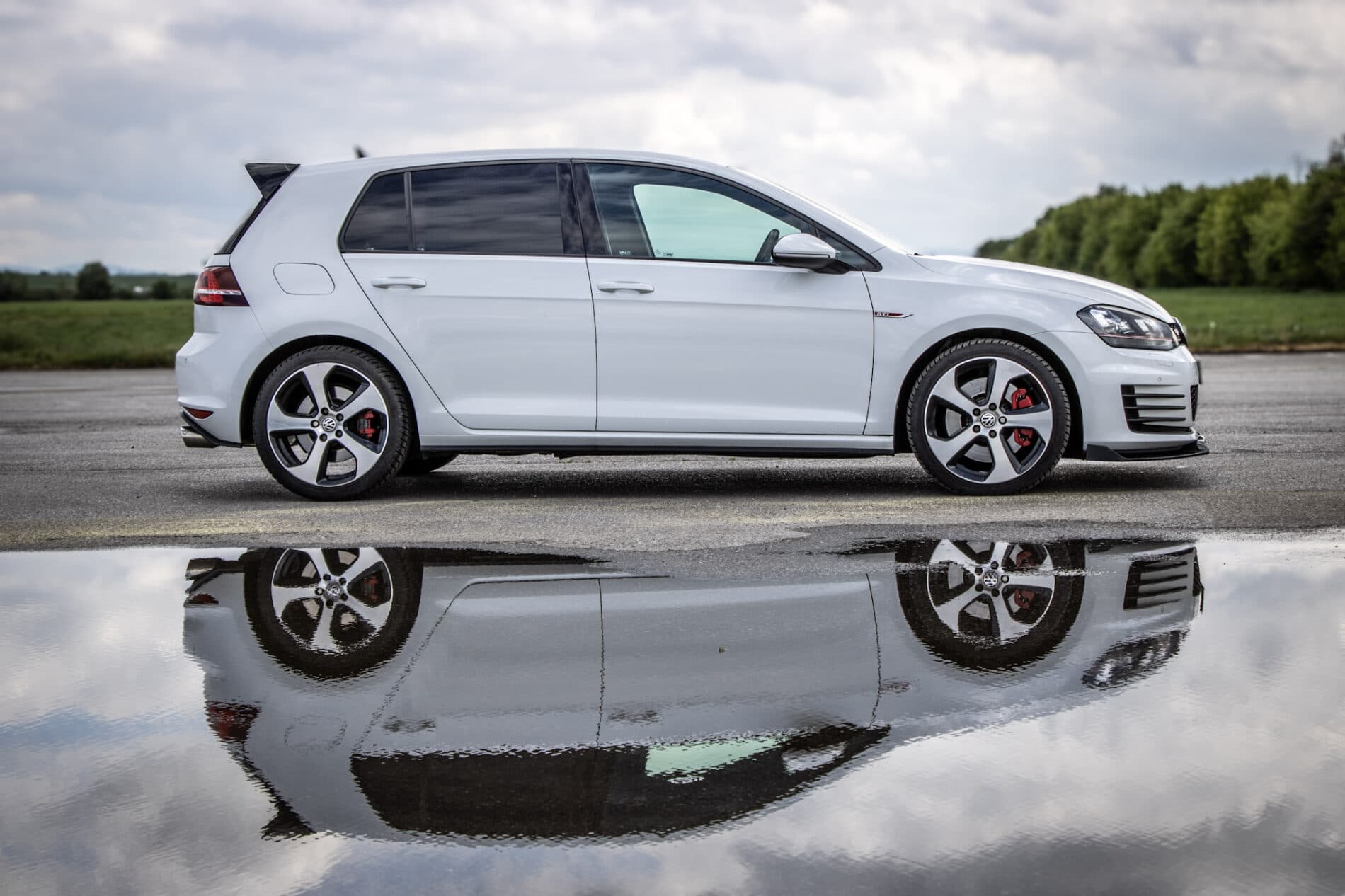 2016 Volkswagen Golf GTI, bílá hatchback, 120 335 km