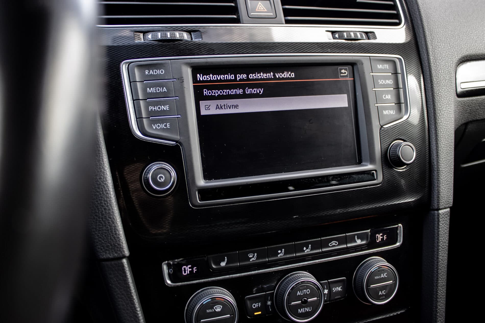2016 Volkswagen Golf GTI, bílá hatchback, 120 335 km
