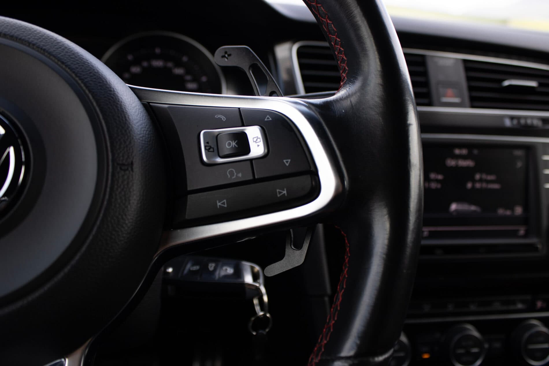 2016 Volkswagen Golf GTI, bílá hatchback, 120 335 km
