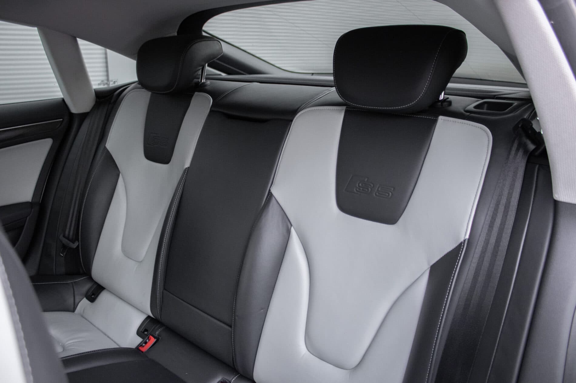 2011 AUDI S5, bílá sedan, 193 834 km