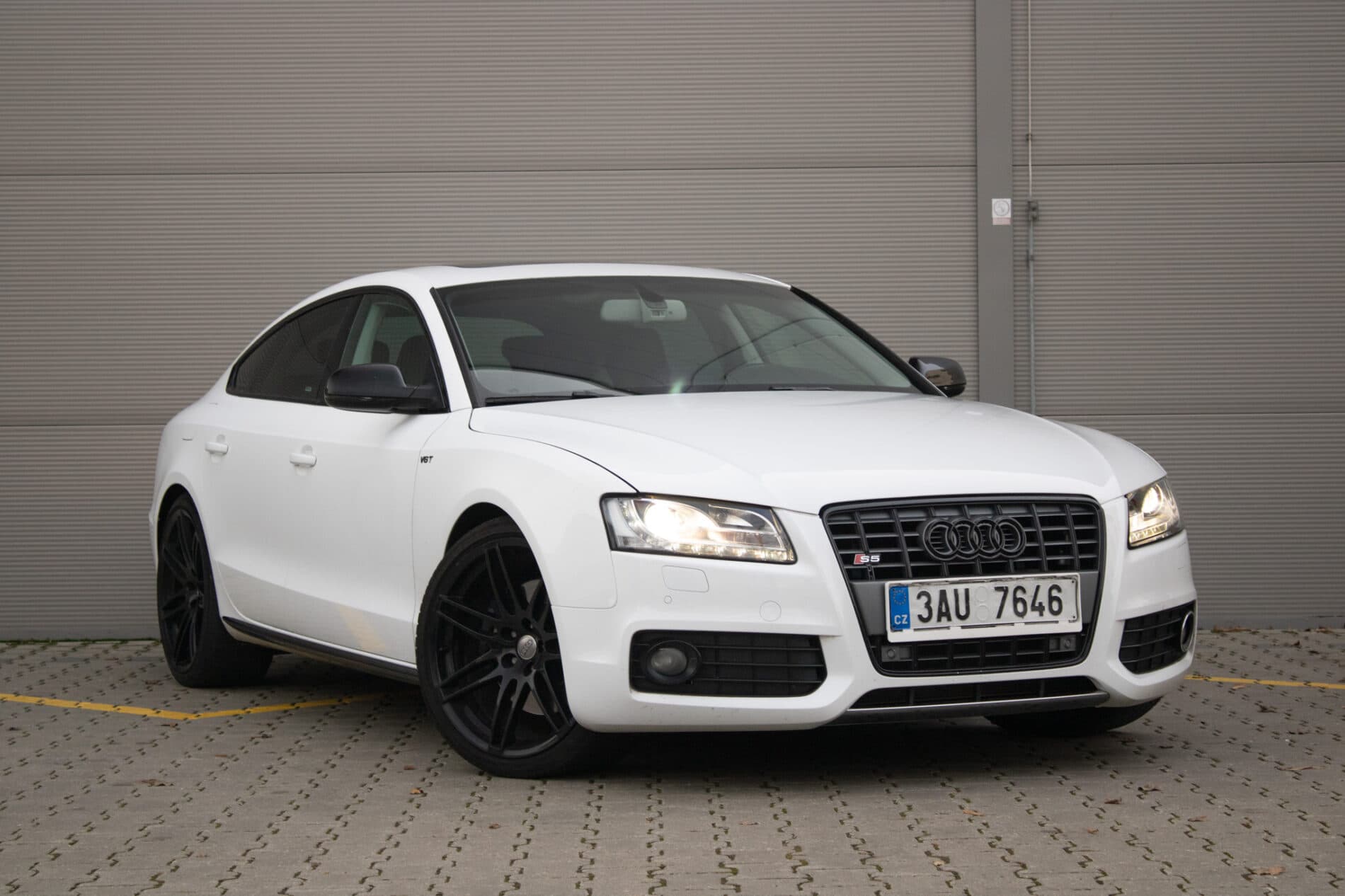 2011 AUDI S5, bílá sedan, 193 834 km