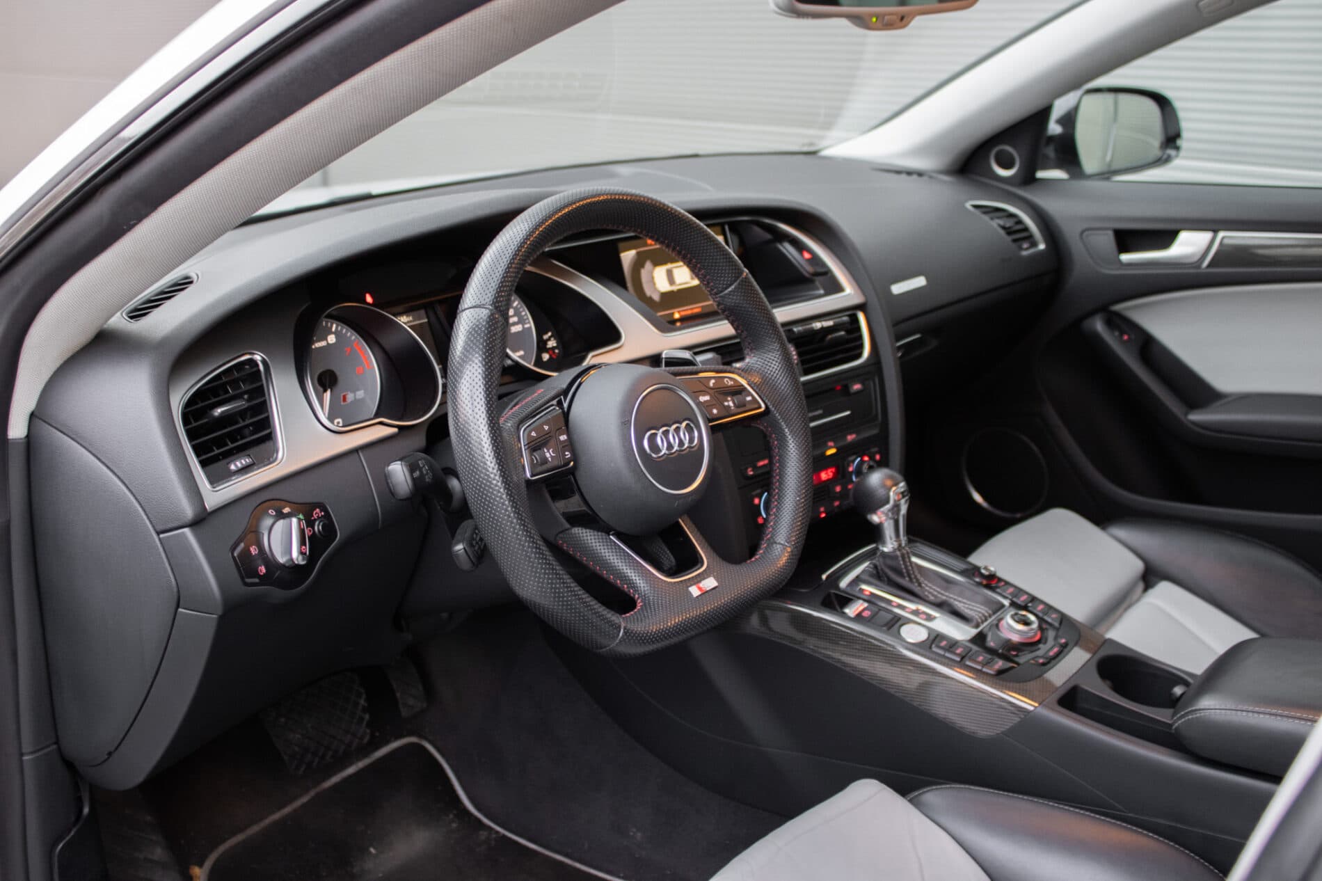 2011 AUDI S5, bílá sedan, 193 834 km