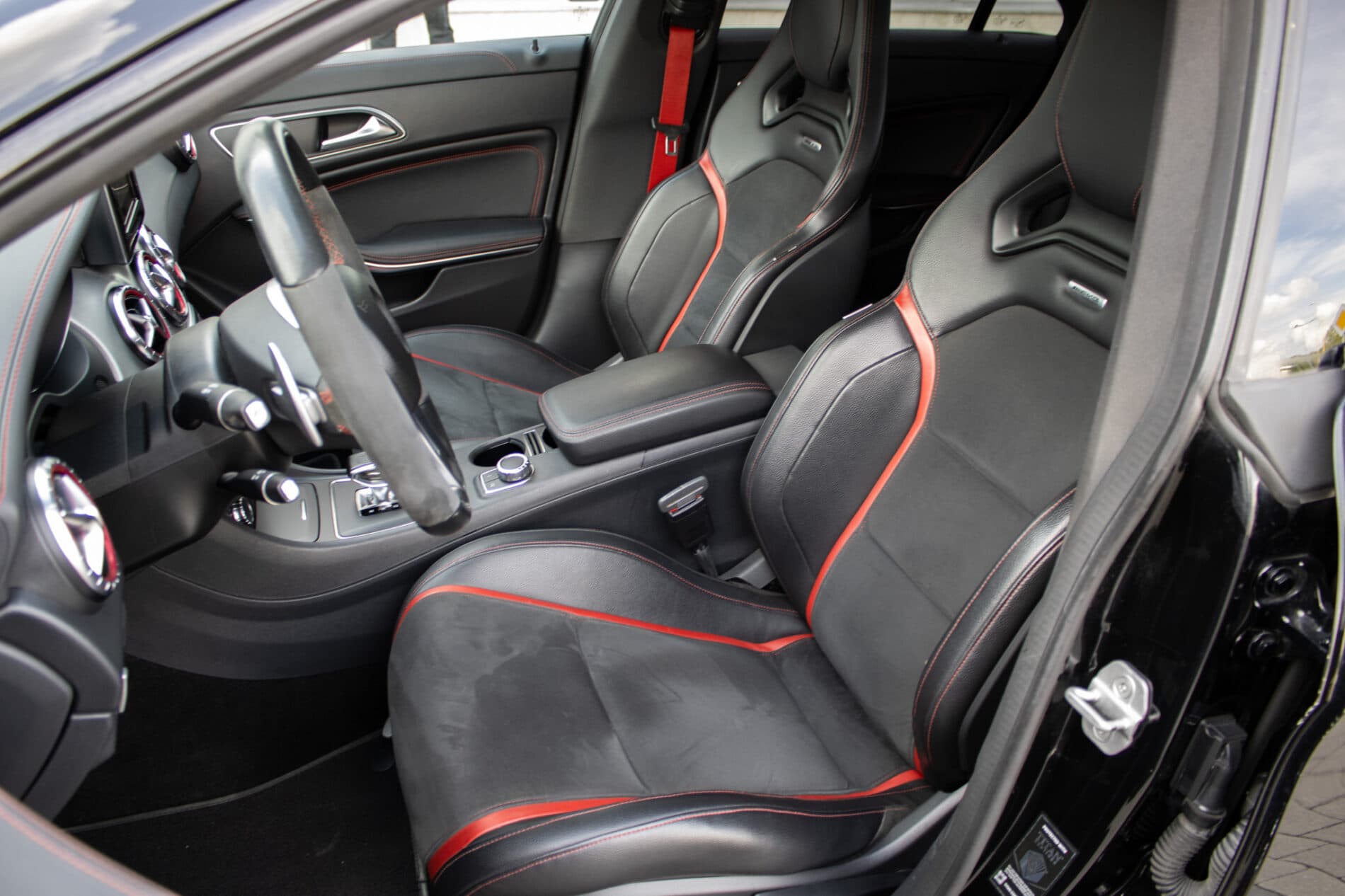 2014 Mercedes-Benz CLA 45 AMG, černá kupé, 135 120 km