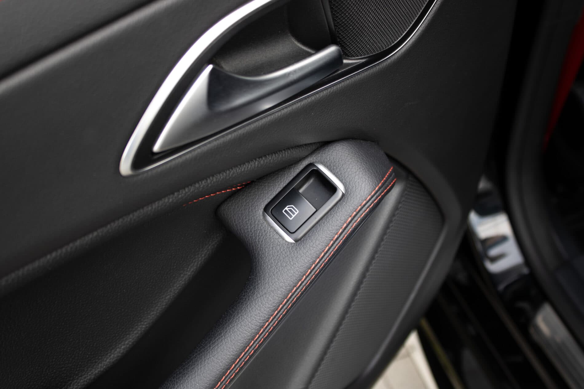2014 Mercedes-Benz CLA 45 AMG, černá kupé, 135 120 km
