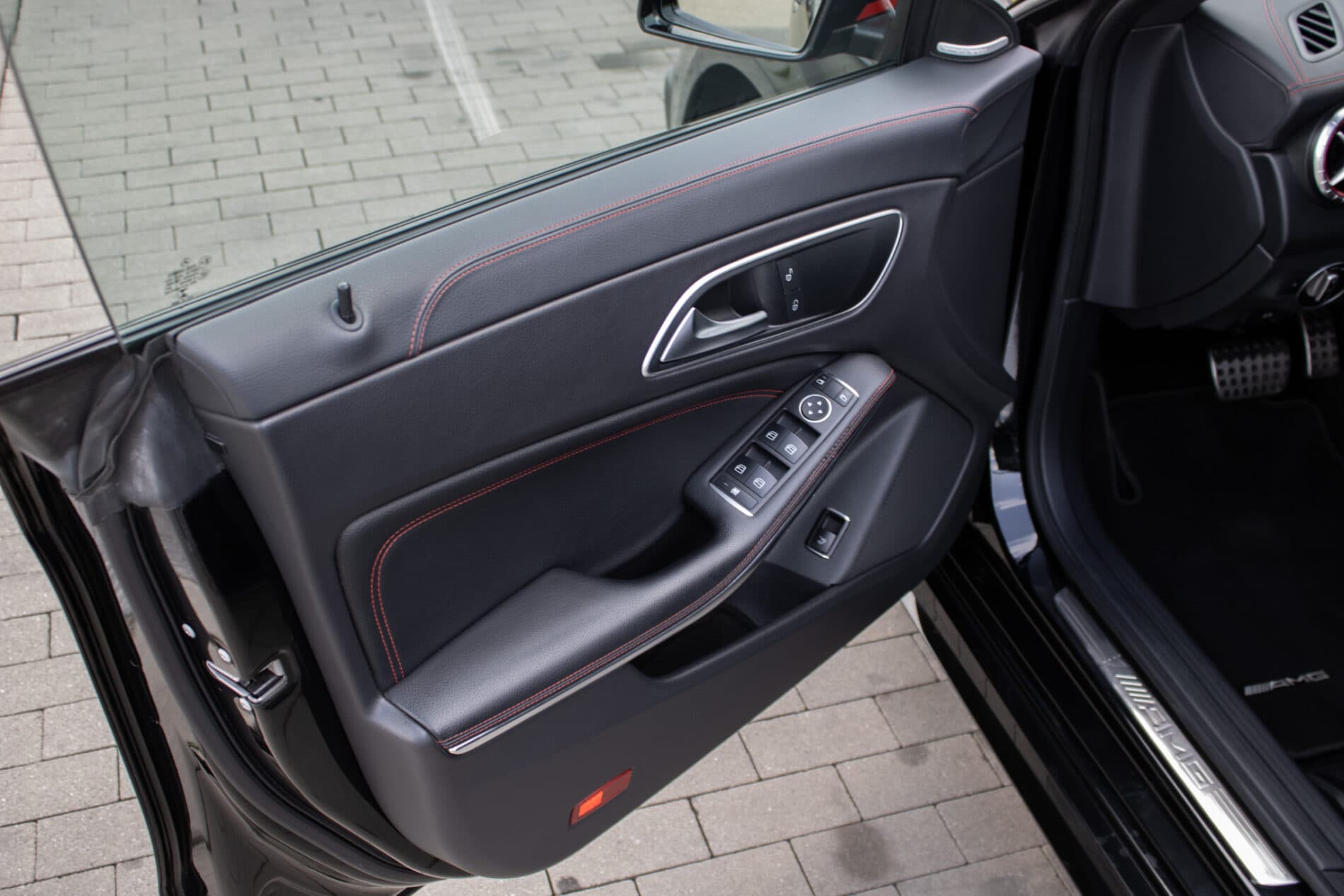 2014 Mercedes-Benz CLA 45 AMG, černá kupé, 135 120 km