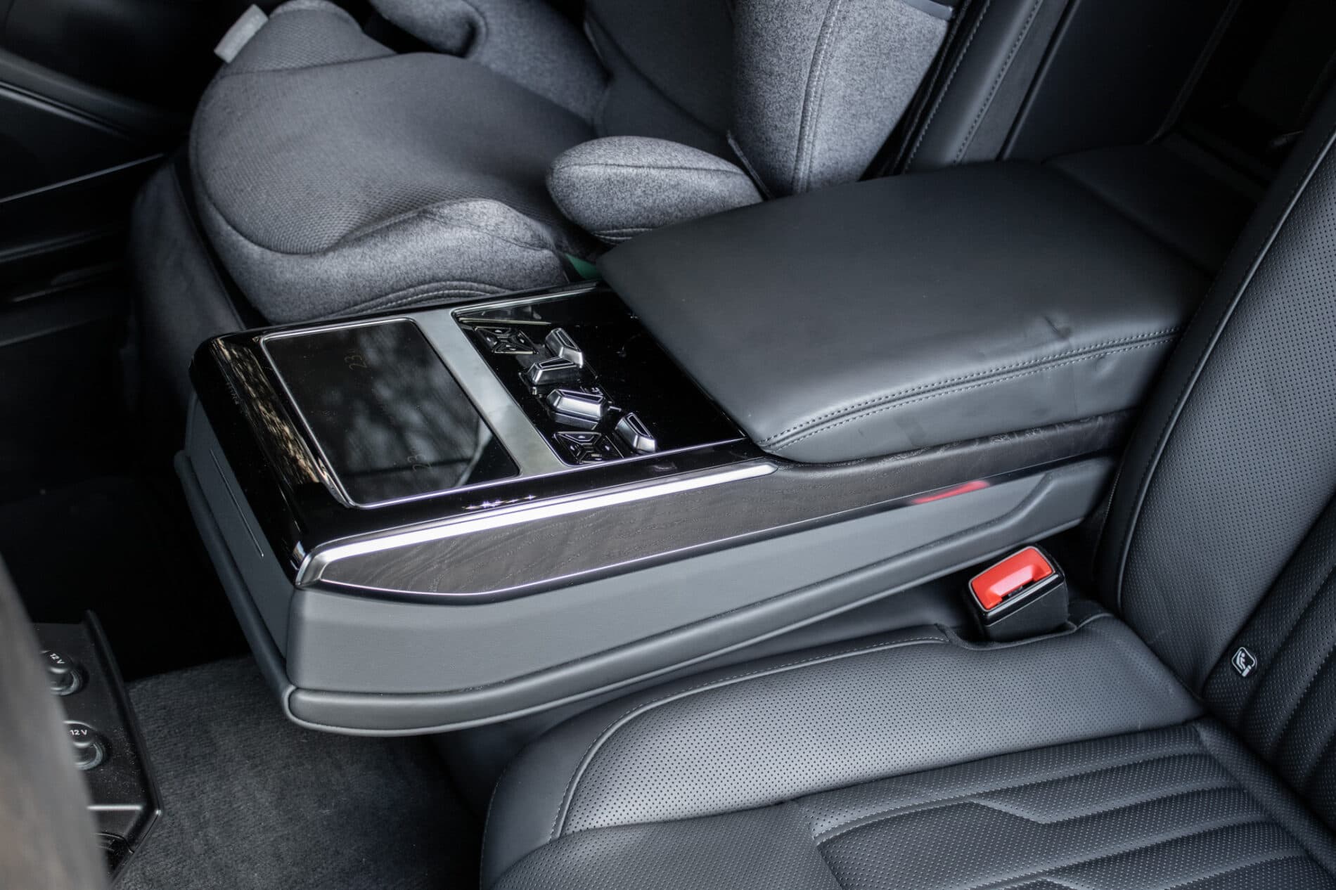 2023 AUDI A8, černá sedan, 45 533 km