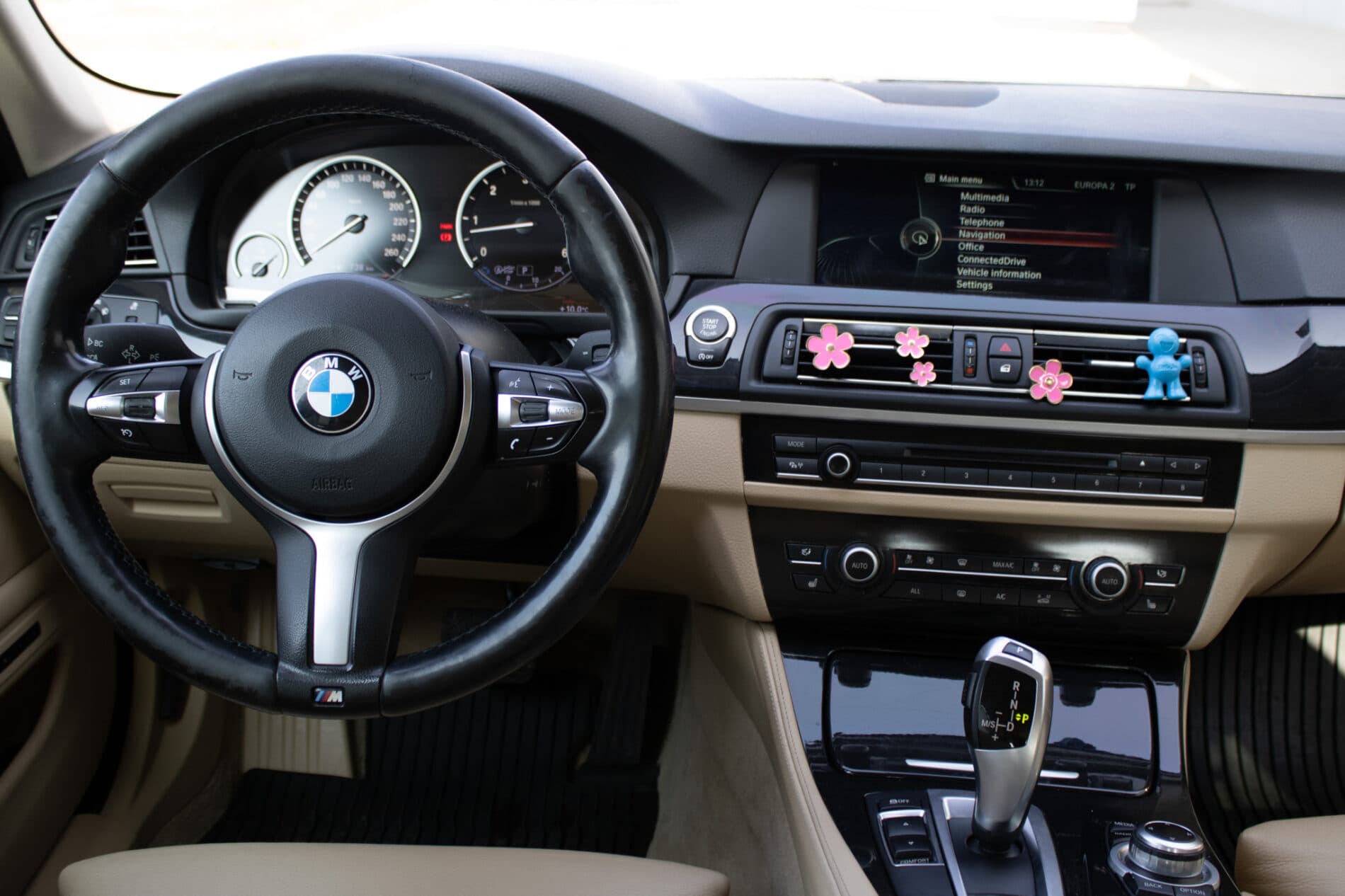 2013 BMW 530d, černá sedan, 303 000 km