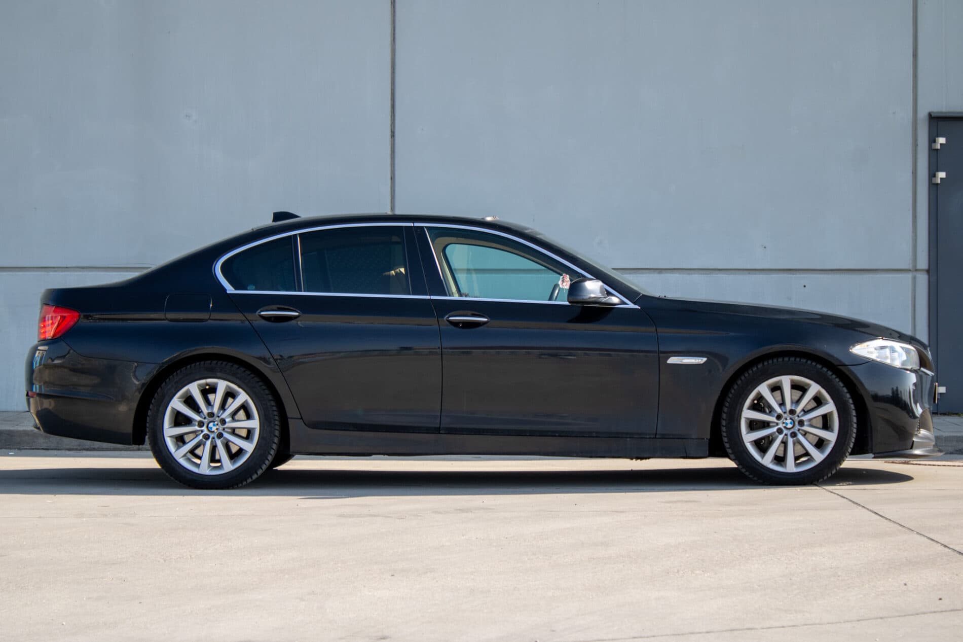 2013 BMW 530d, černá sedan, 303 000 km