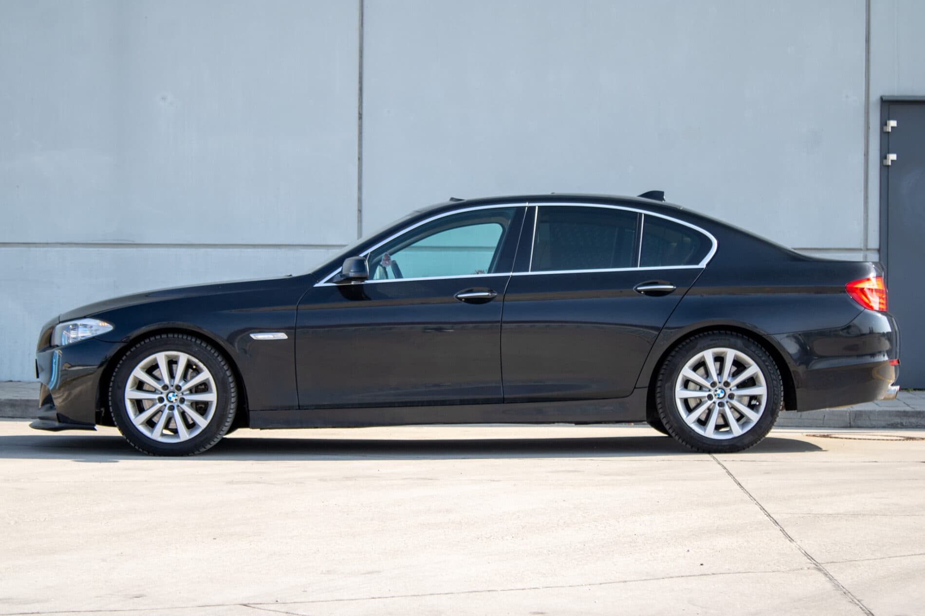 2013 BMW 530d, černá sedan, 303 000 km