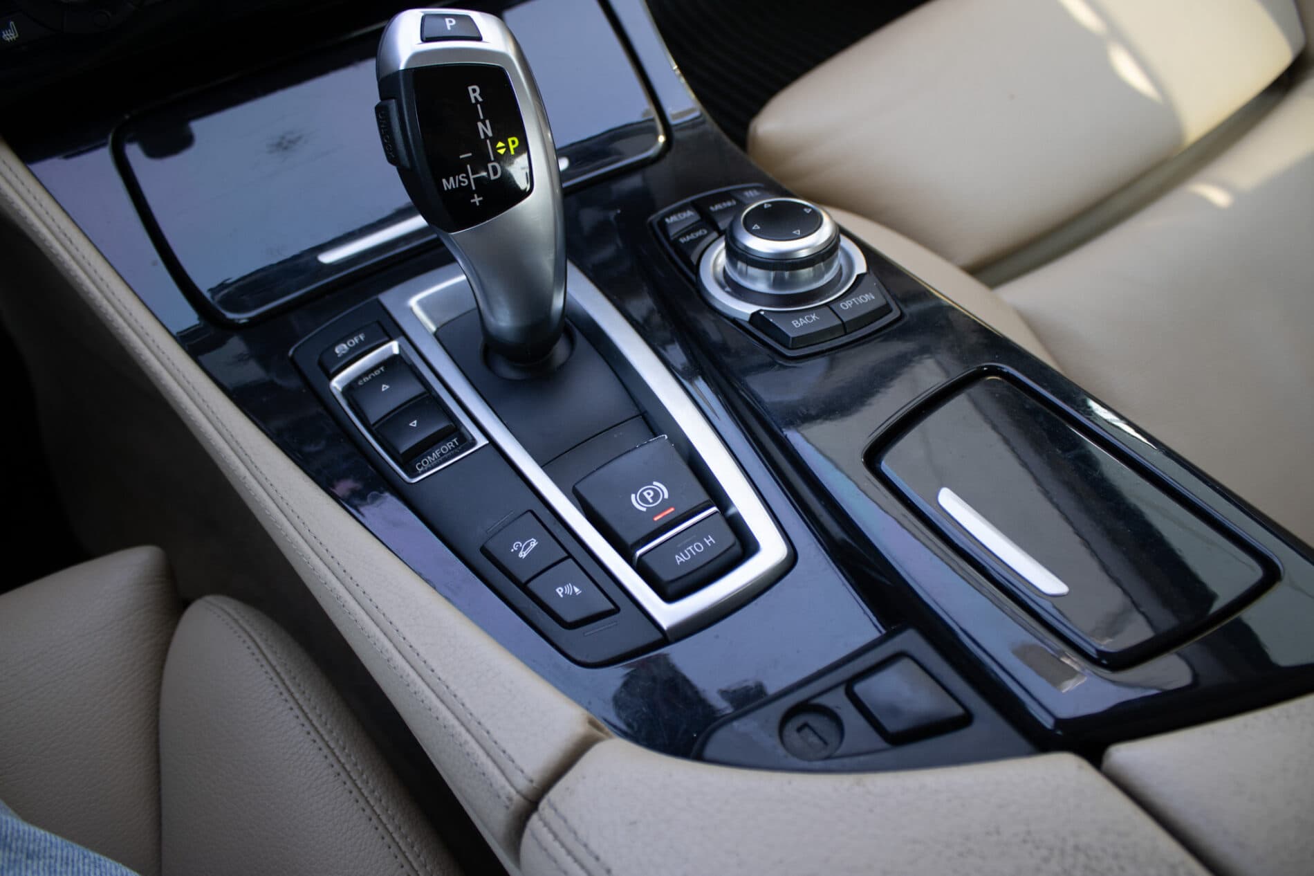 2013 BMW 530d, černá sedan, 303 000 km