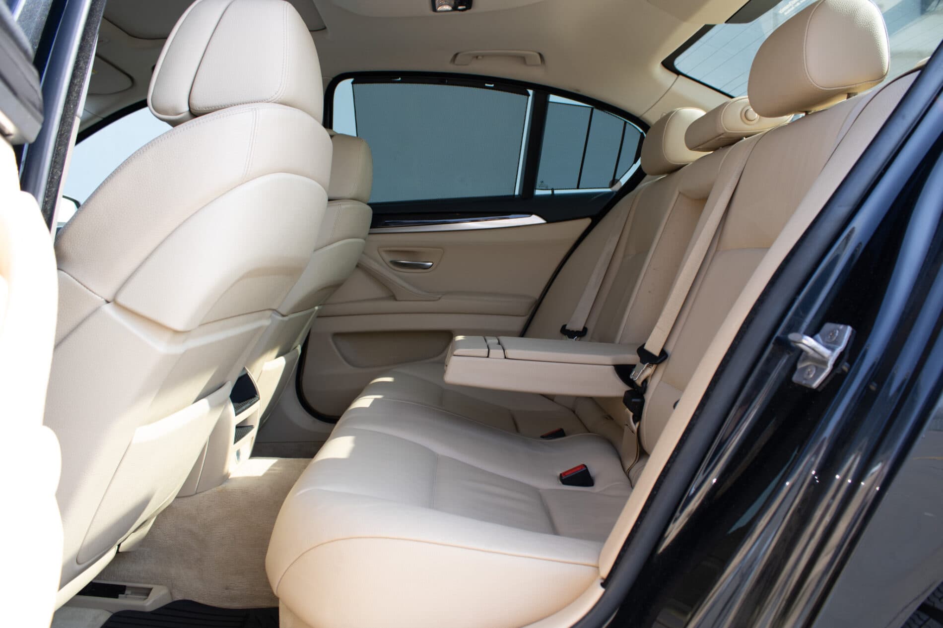 2013 BMW 530d, černá sedan, 303 000 km