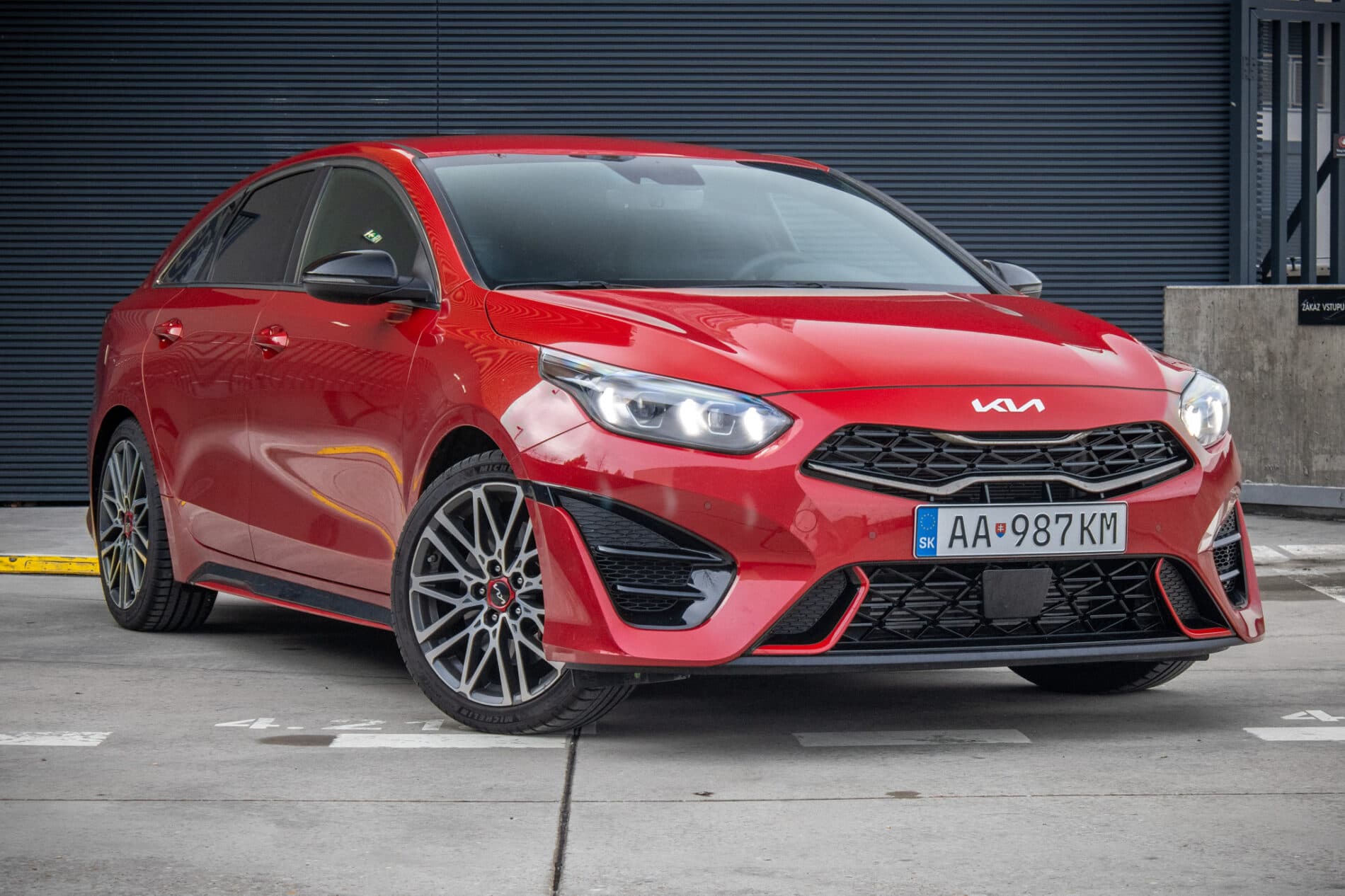 2024 Kia ProCeed GT, červená kombi, 13 654 km