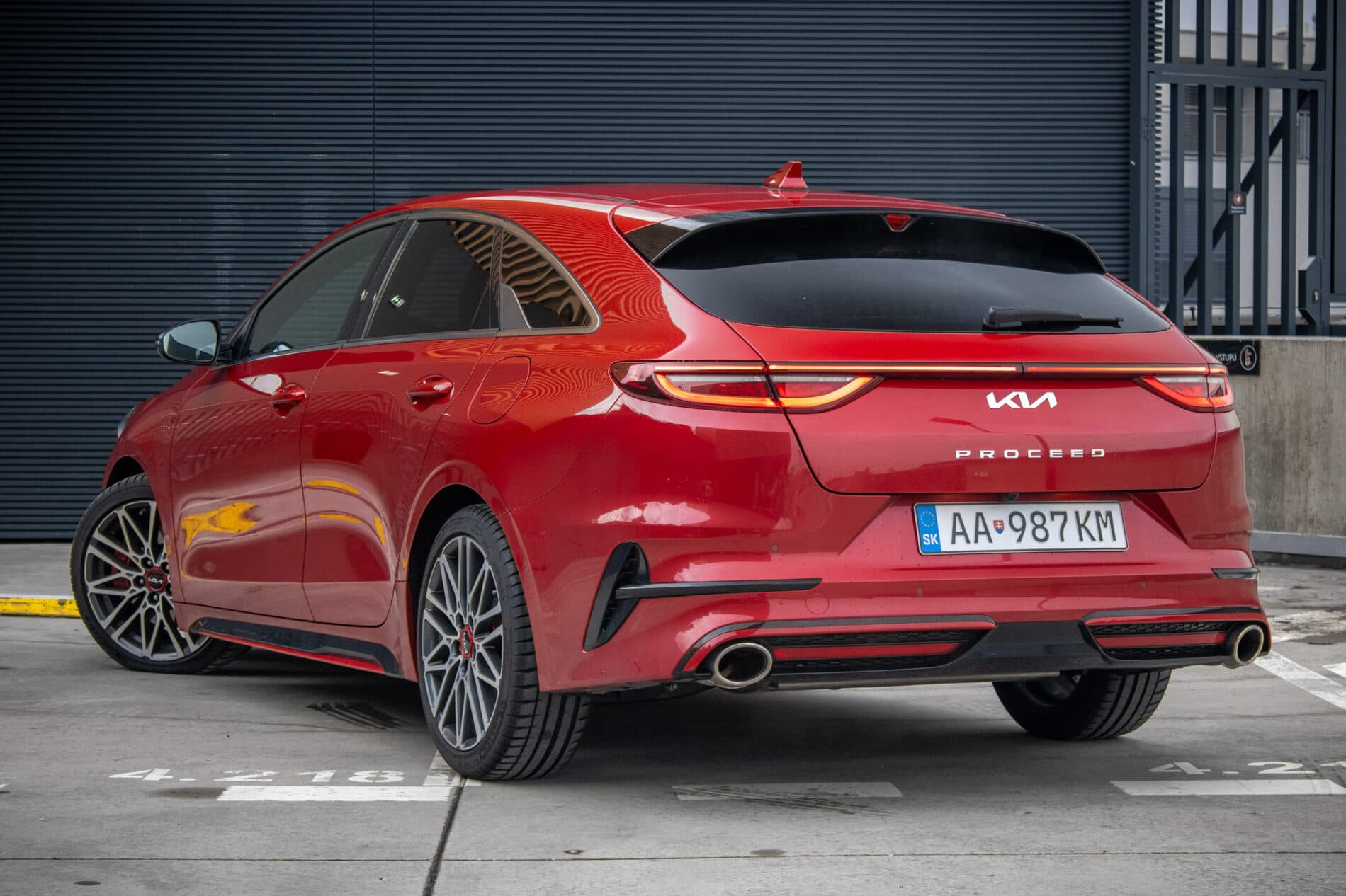 2024 Kia ProCeed GT, červená kombi, 13 654 km