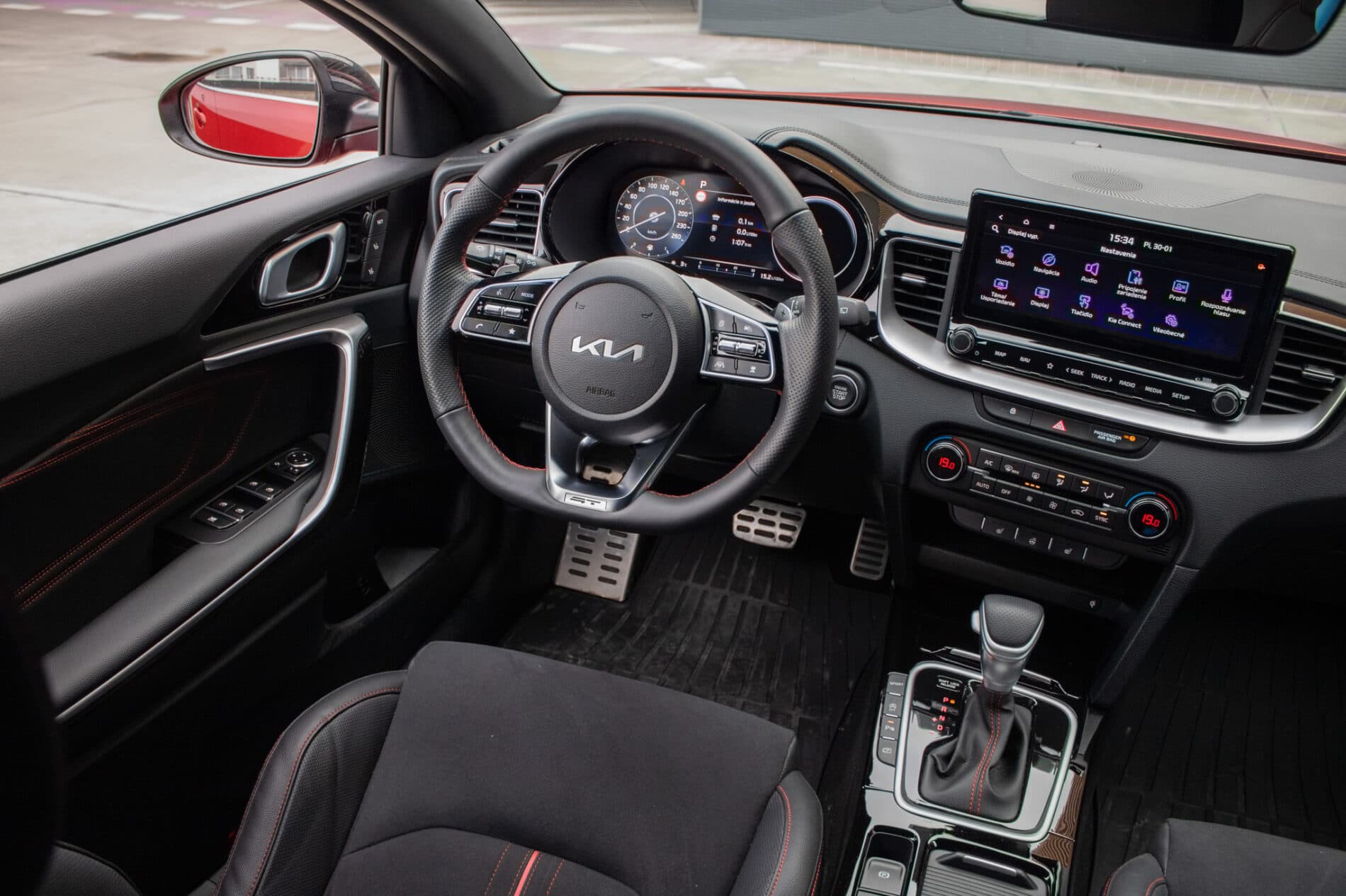 2024 Kia ProCeed GT, červená kombi, 13 654 km