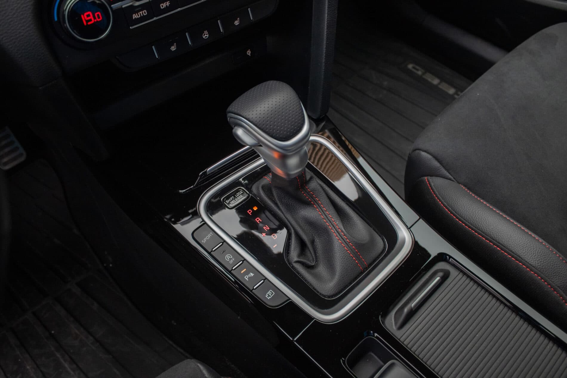 2024 Kia ProCeed GT, červená kombi, 13 654 km