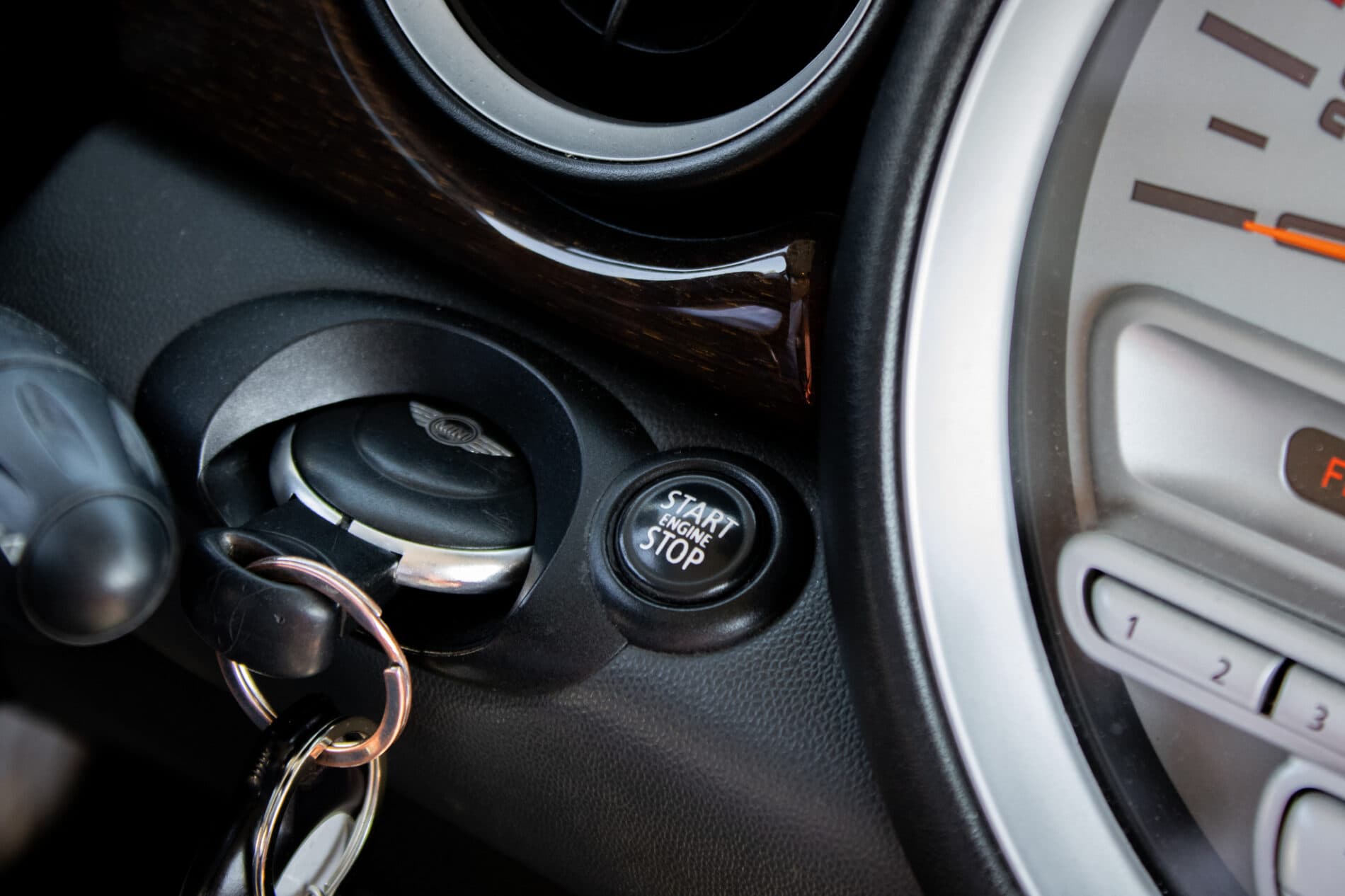 2009 MINI Cooper S, bílá hatchback, 158 491 km
